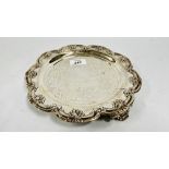 AN ORNATE ANTIQUE WHITE METAL SALVER WITH SHELL DESIGN (RUBBED MARKS) DIAMETER 22CM.