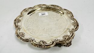 AN ORNATE ANTIQUE WHITE METAL SALVER WITH SHELL DESIGN (RUBBED MARKS) DIAMETER 22CM.