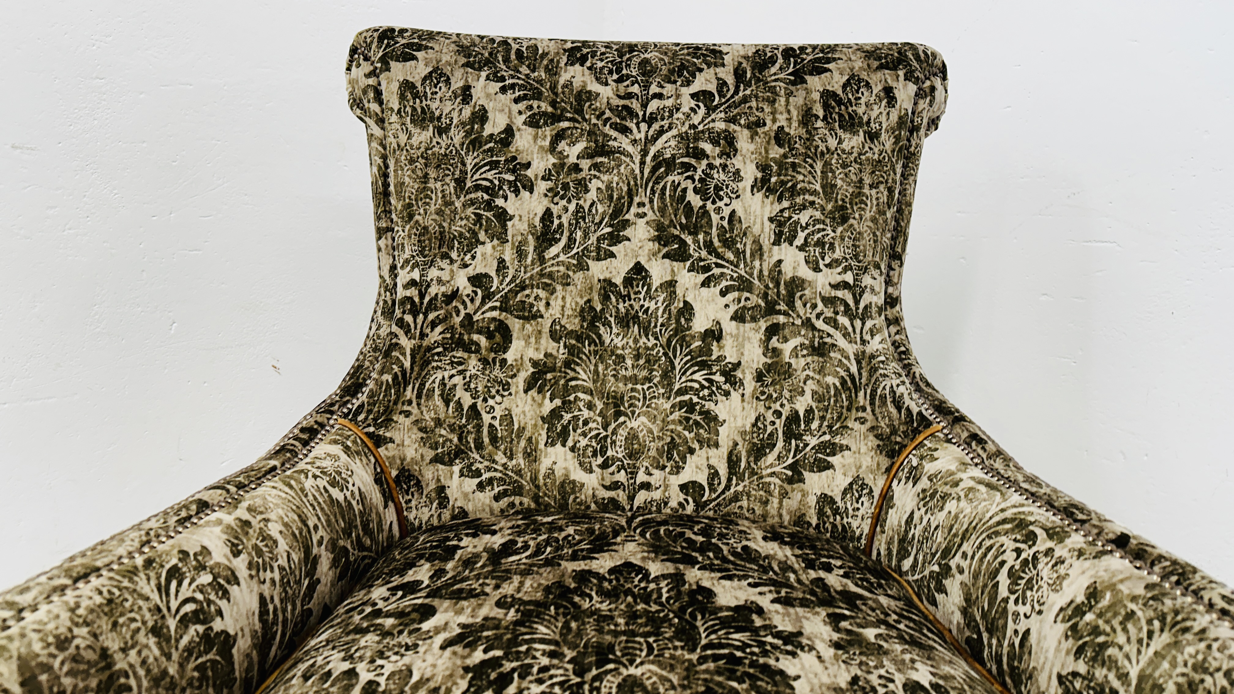 A GOOD QUALITY MODERN ARM CHAIR UPHOLSTERED IN GREEN JUNGLE PATTERNED FABRIC. - Bild 16 aus 17