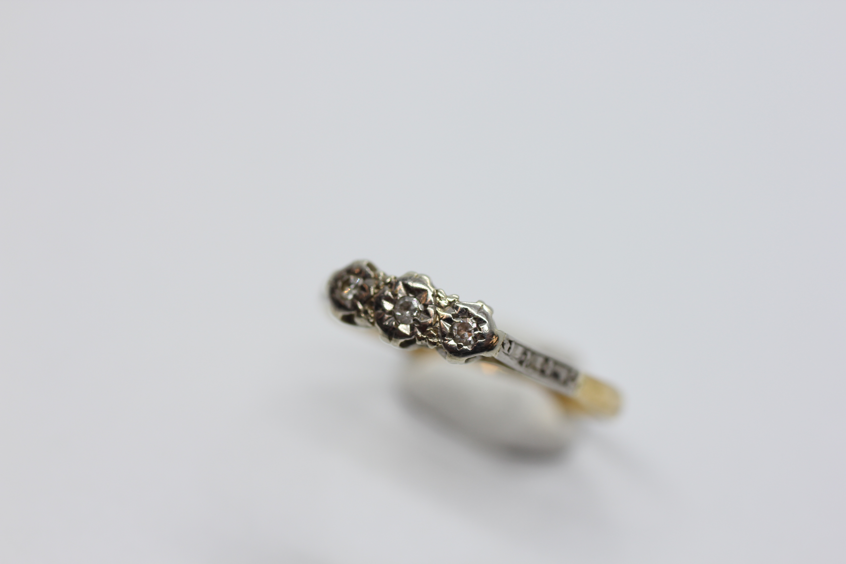 AN 18CT GOLD AND PLATINUM 3 STONE DIAMOND RING. - Image 3 of 8