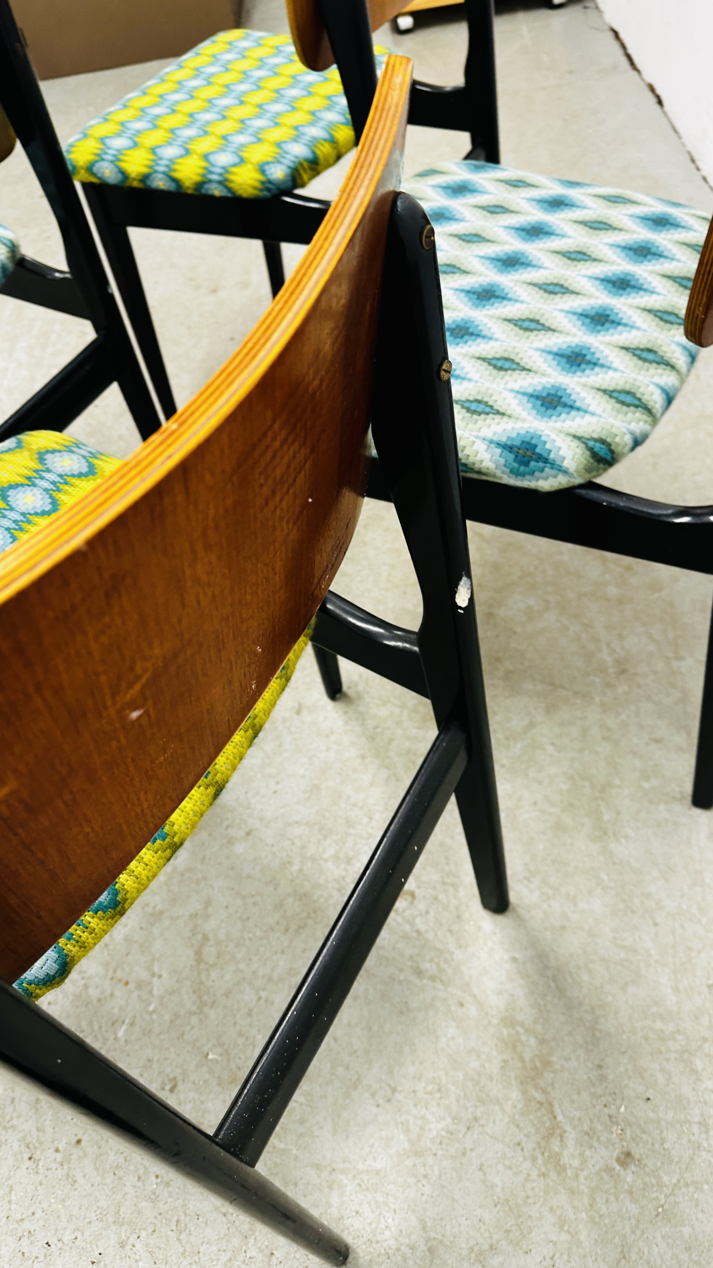A SET OF 4 MID CENTURY DINING CHAIRS. - Image 10 of 19