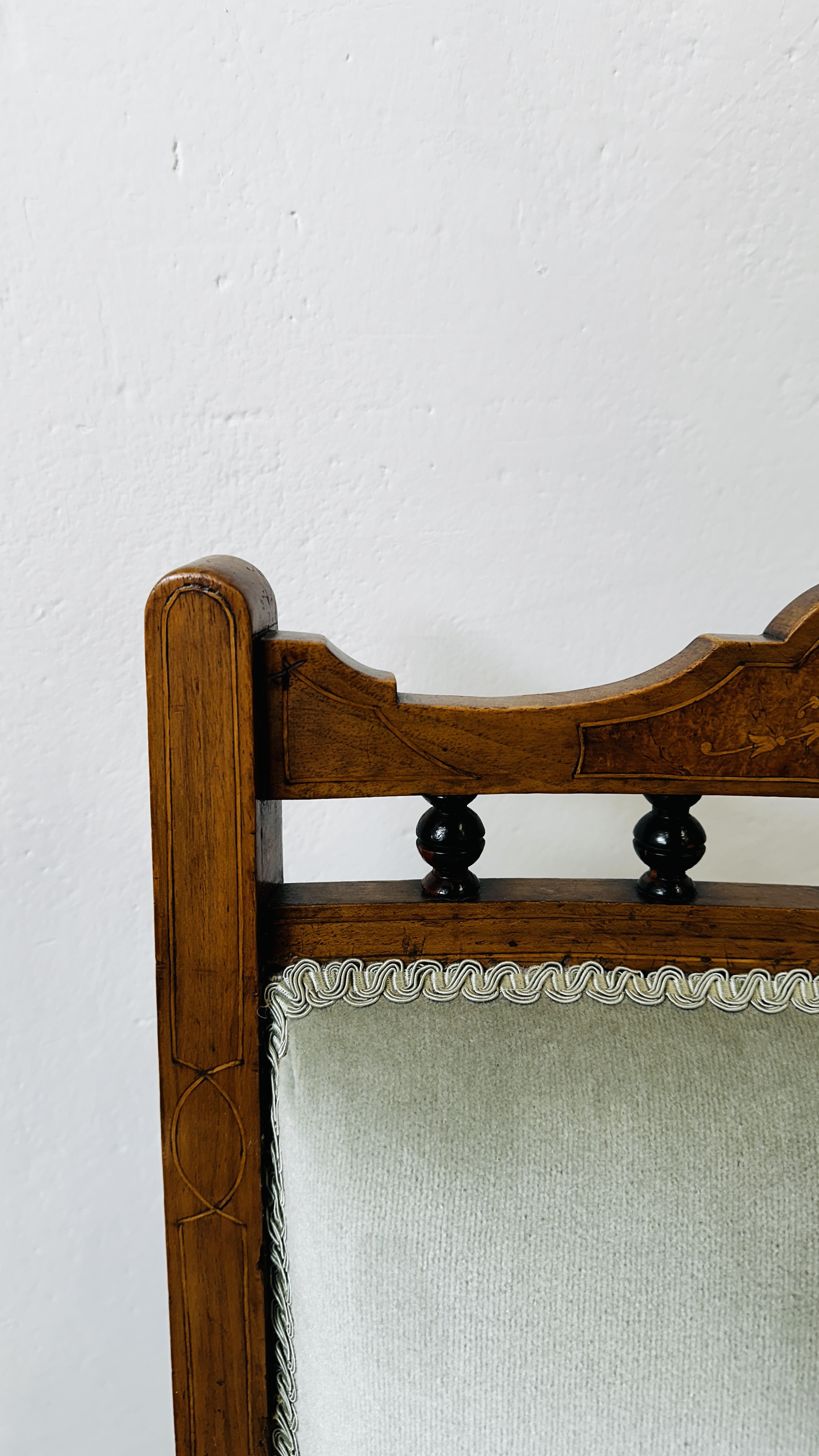 A VICTORIAN MAHOGANY AND INLAID NURSING CHAIR WITH BLUE UPHOLSTERY ON CASTORS. - Bild 11 aus 11