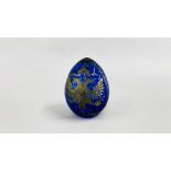 A VINTAGE "FABERGE" STYLE BLUE CRYSTAL GLASS EGG ENGRAVED WITH A GILT DOUBLE HEADED EAGLE H 7CM.