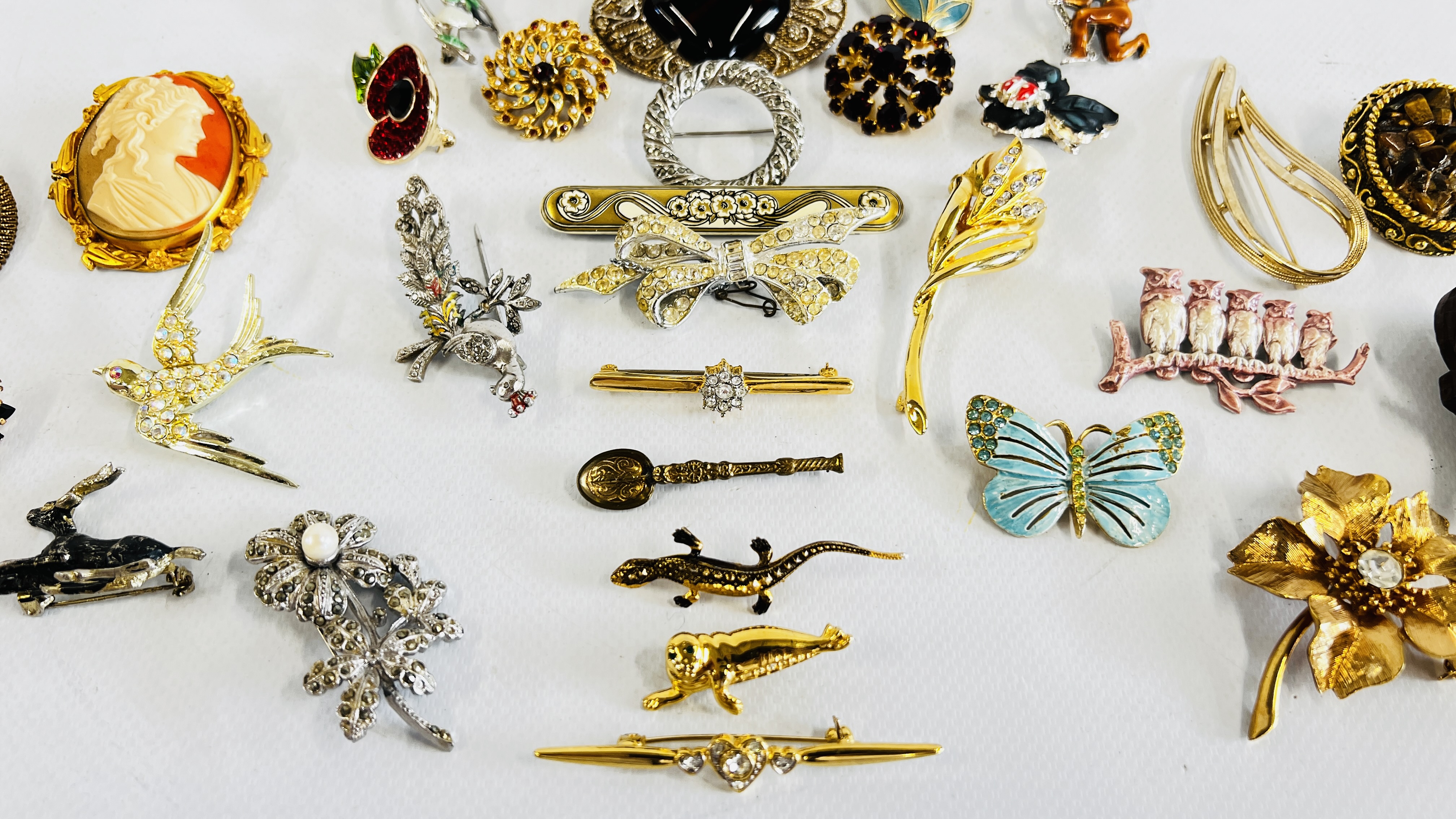 33 ASSORTED VINTAGE COSTUME BROOCHES INCLUDING ANIMALS, OWLS, TIGERS EYE, BIRDS ETC. - Image 4 of 5