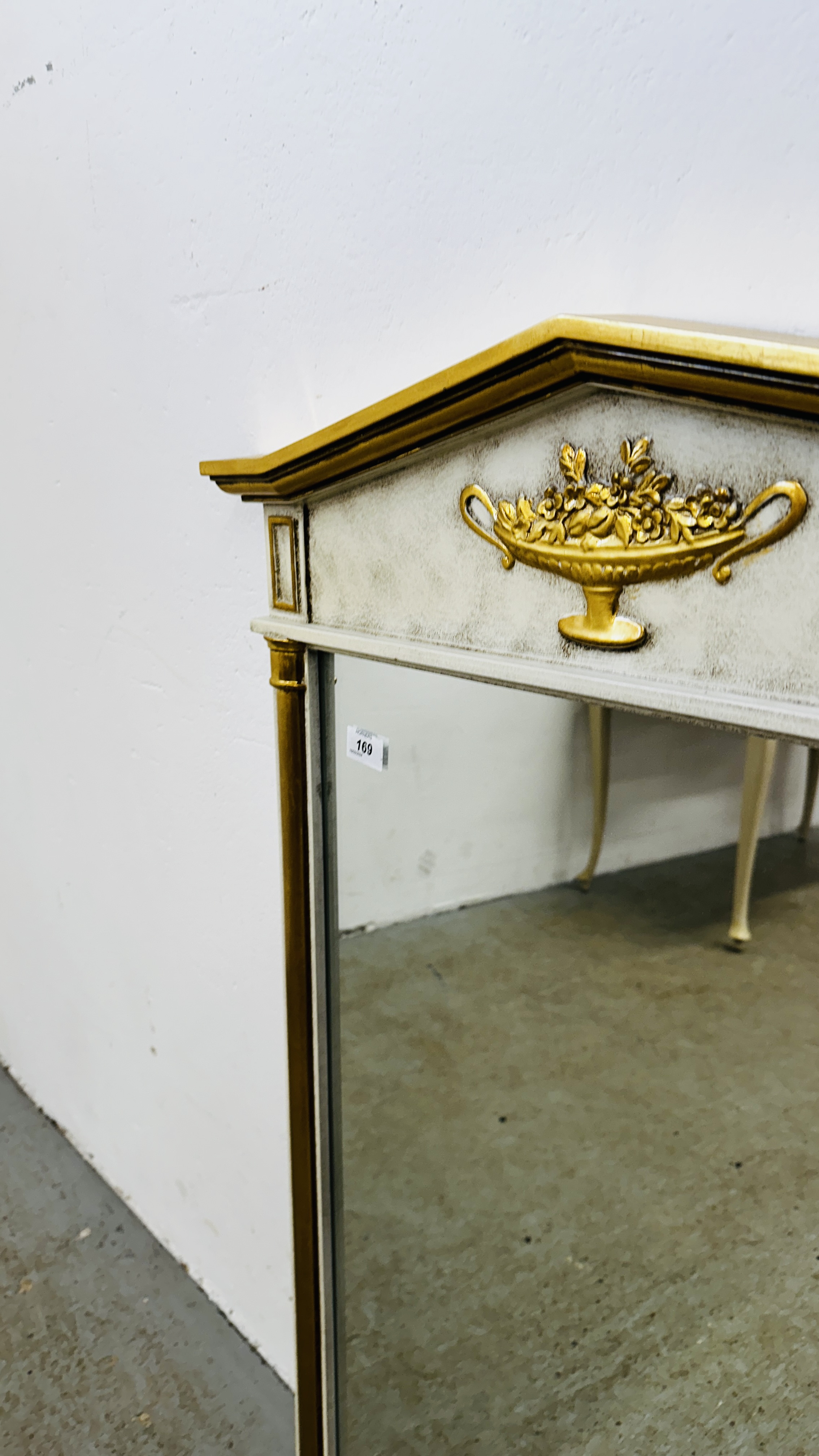 A CLASSICAL GILT FRAMED MIRROR WITH COLUMN WORK DETAIL, W 64CM X H 100CM. - Image 5 of 5