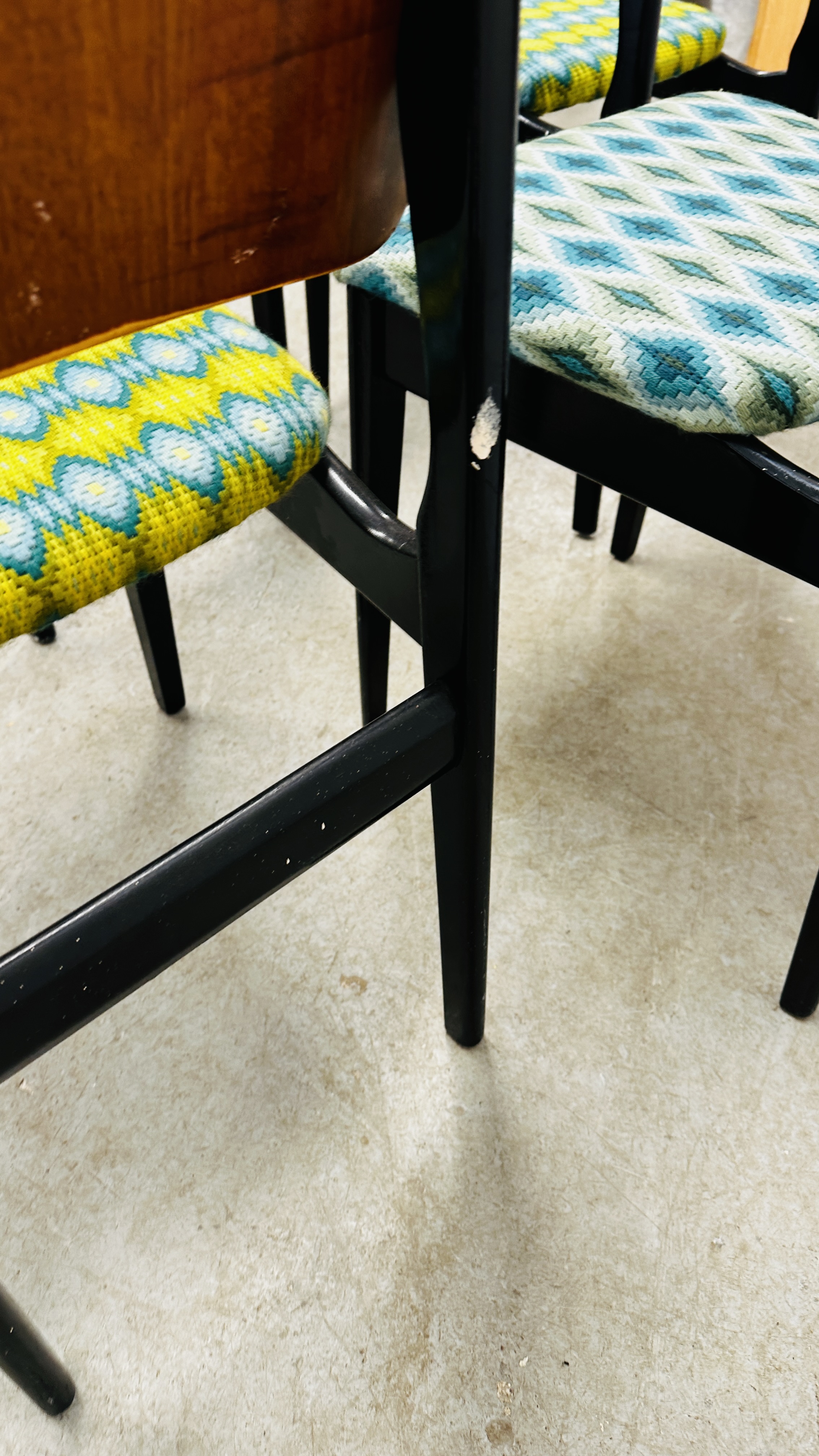 A SET OF 4 MID CENTURY DINING CHAIRS. - Image 11 of 19