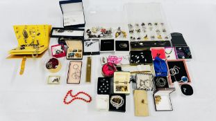 A BOX CONTAINING AN EXTENSIVE COLLECTION OF ASSORTED BOXED JEWELLERY TO INCLUDE SILVER NECKLACES,