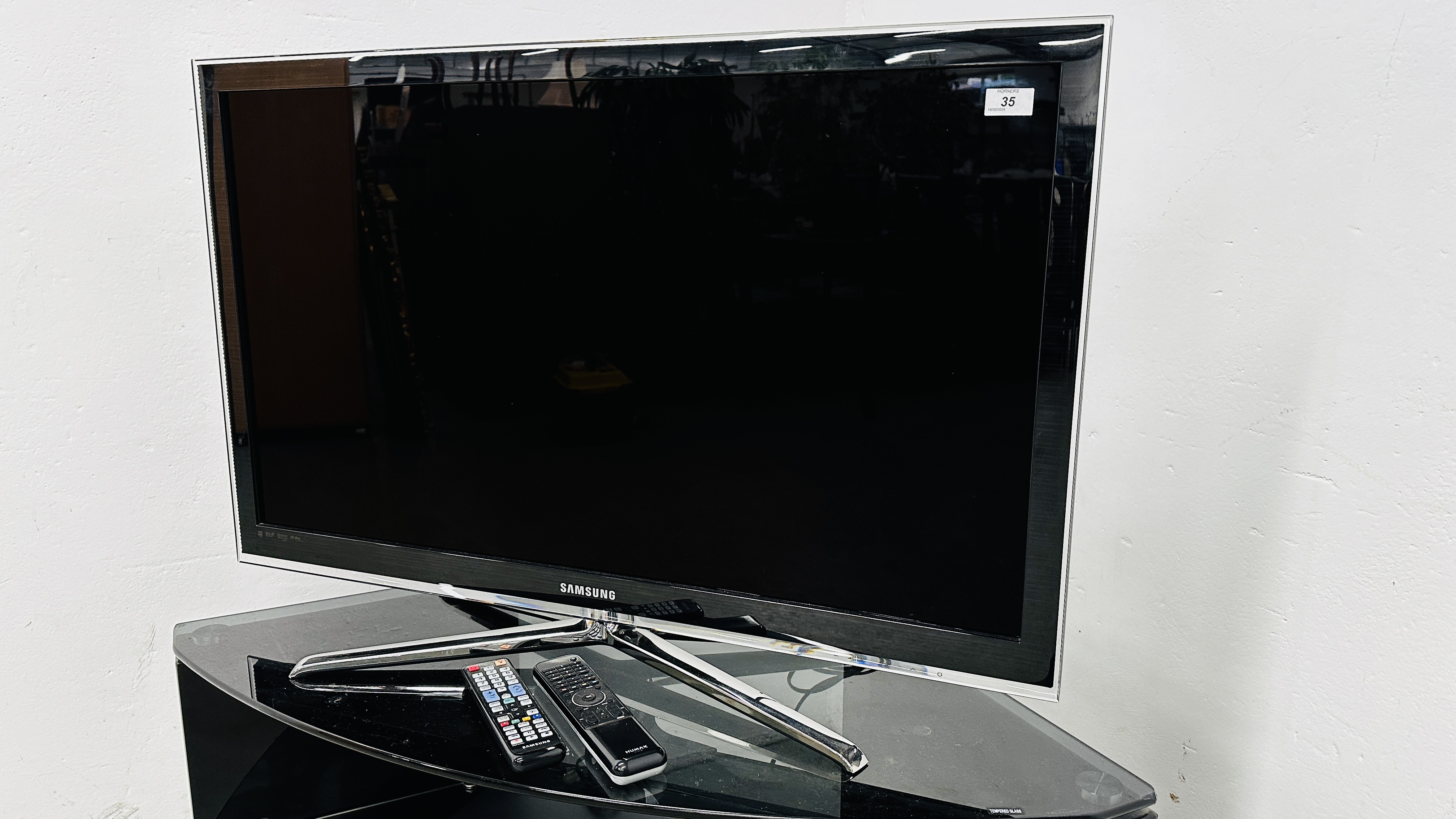 SAMSUNG 40 INCH TELEVISION ON STAND WITH HUMAX HARD DRIVE RECORDER BOTH WITH REMOTES - SOLD AS SEEN. - Bild 2 aus 14