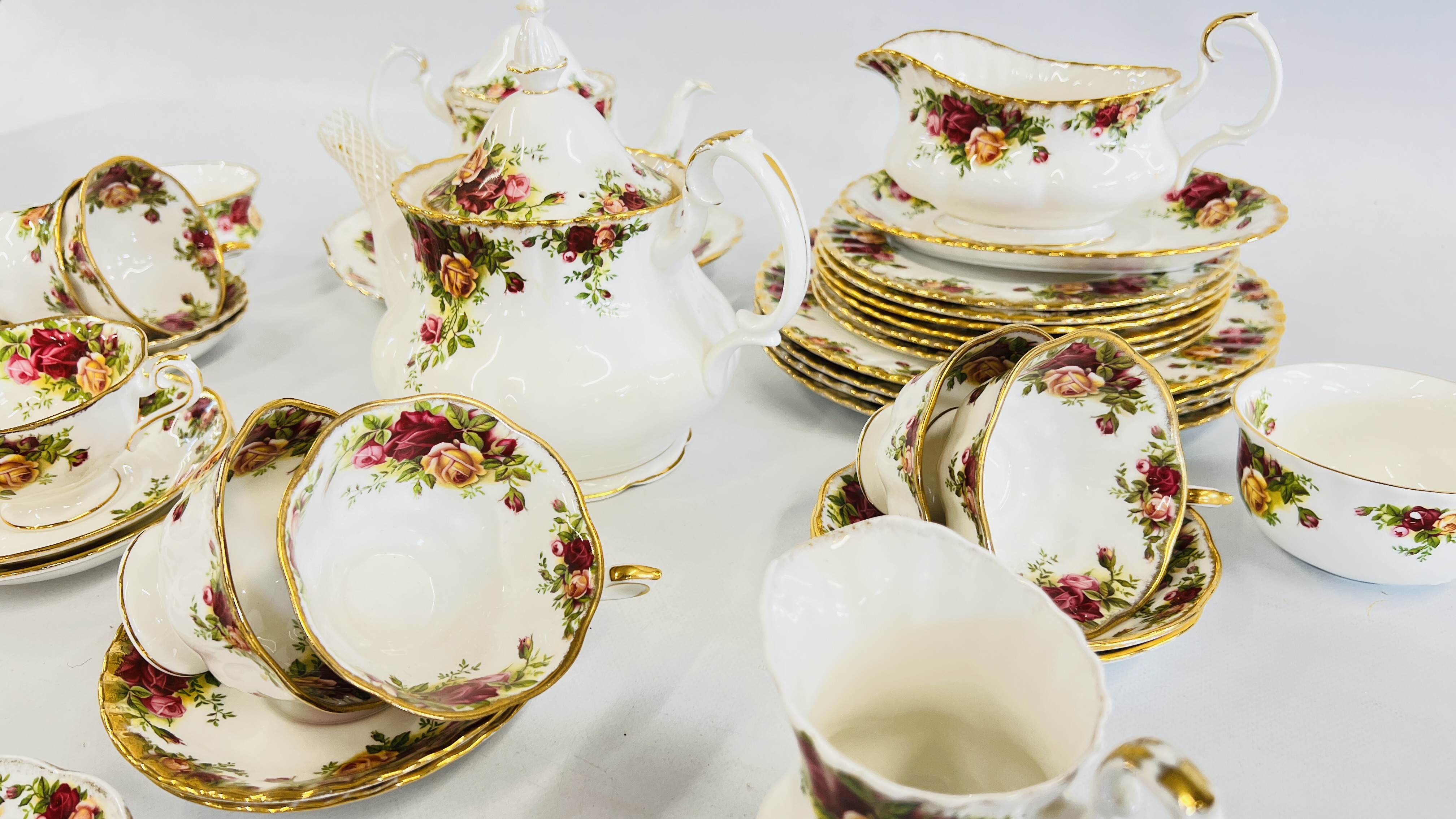 A COLLECTION OF ROYAL ALBERT OLD COUNTRY ROSES TEA AND DINNER WARE, APPROX 41 PIECES. - Bild 6 aus 10