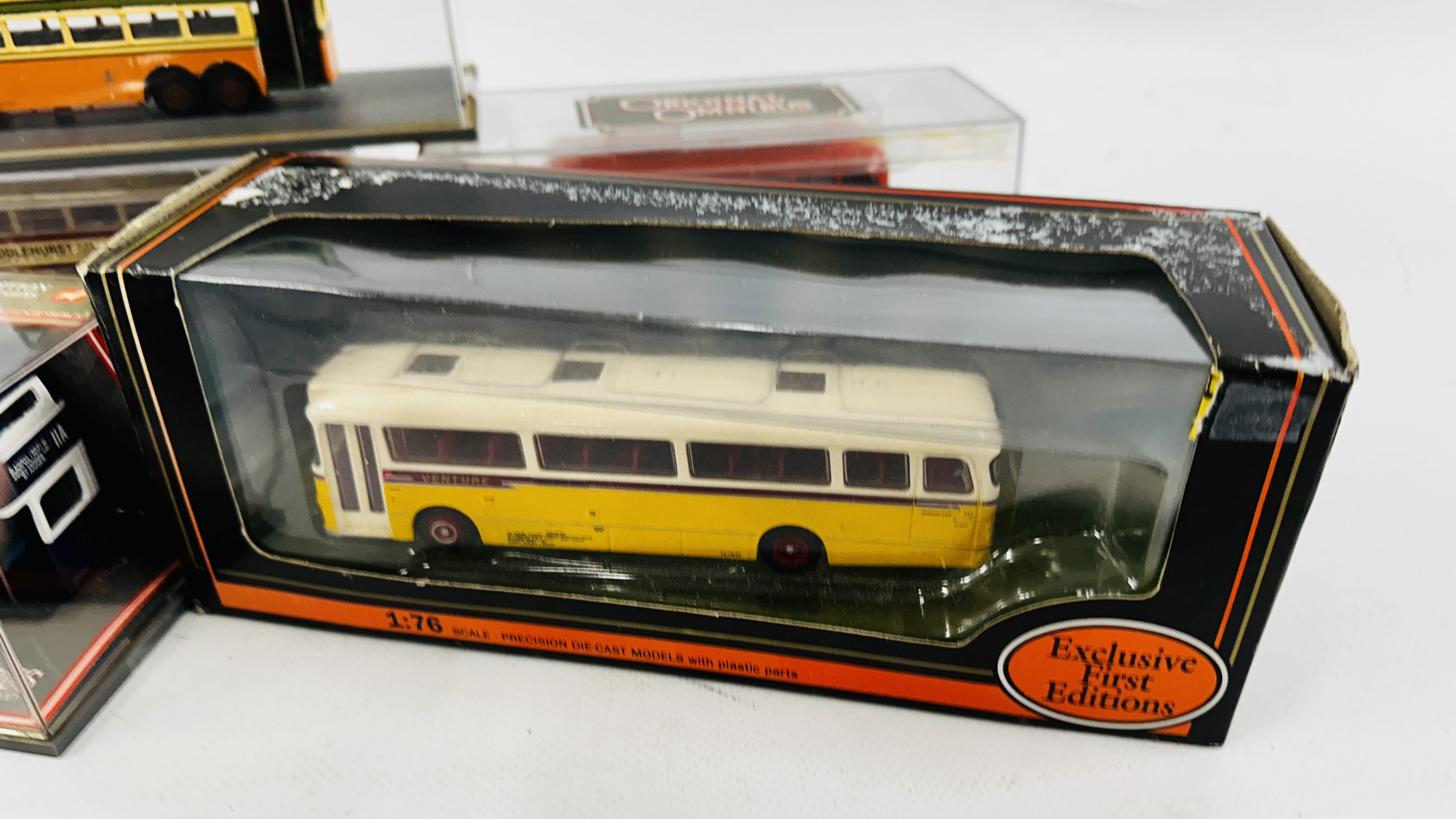 A GROUP OF 14 ASSORTED BOXED CORGI 00C + EFE BUSES ETC. - Bild 10 aus 11