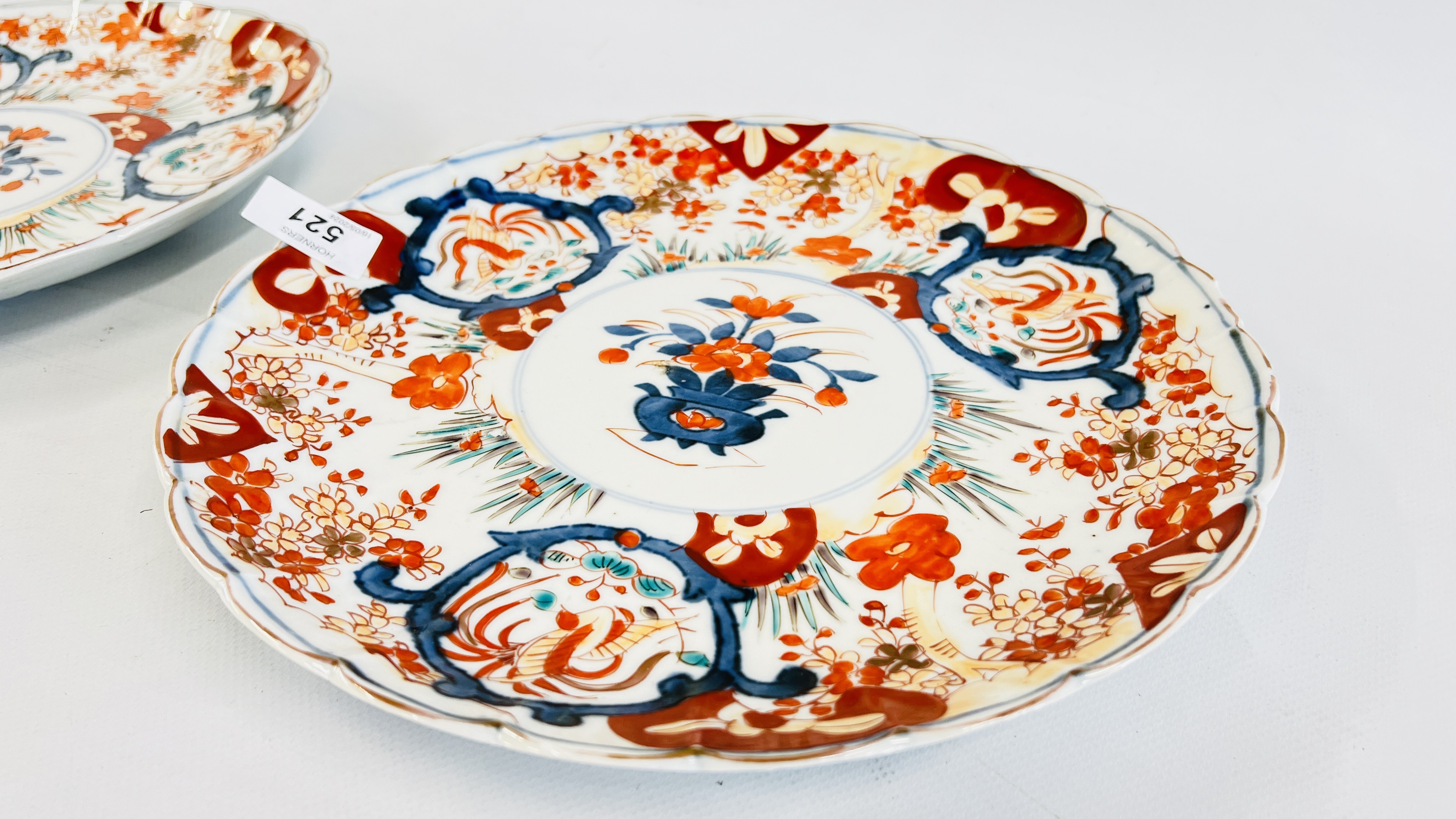 A PAIR OF VINTAGE IMARI PATTERN PLATES - DIAM 28.5CM (RIM CHIP & HAIRLINE CRACK TO ONE EXAMPLE). - Image 3 of 6