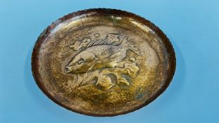 AN ARTS AND CRAFTS STYLE COPPER STYLE PLATE, DECORATED WITH AN EMBOSSED FISH W 28CM.