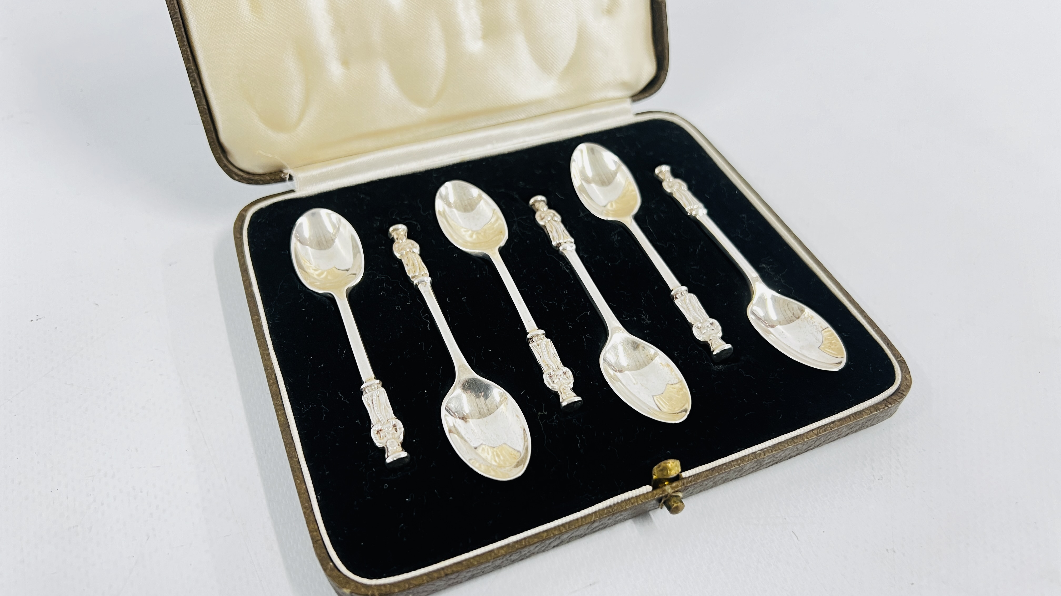 A CASED SET OF 6 SILVER COFFEE SPOONS, LONDON 1938, MAKER JOSIAH WILLIAMS & CO. - Image 2 of 8