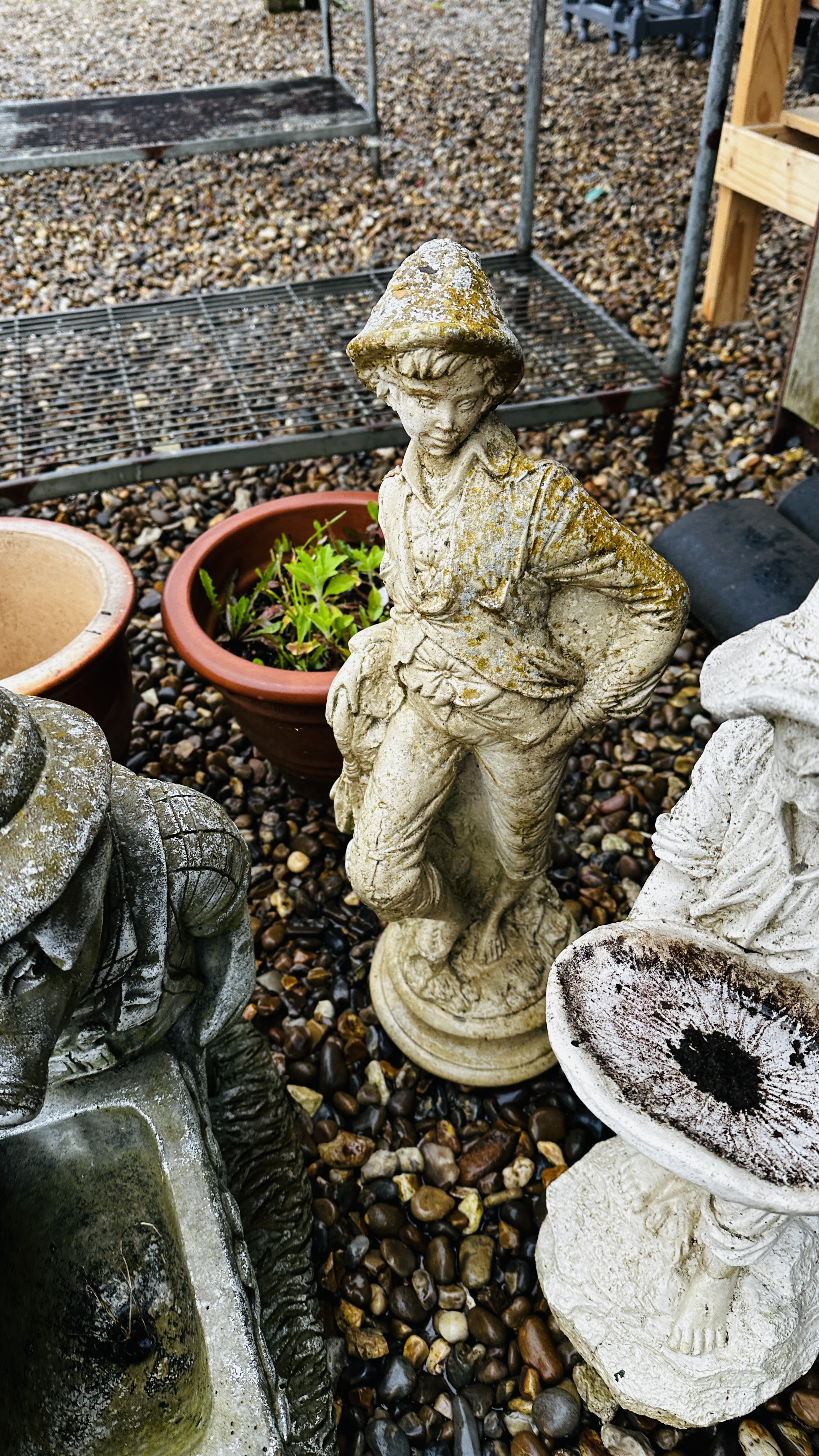 A GROUP OF GARDEN STONEWORK AND PLANTERS TO INCLUDE FIGURES, ANIMALS, BIRD BATHS, ETC. - Image 3 of 9