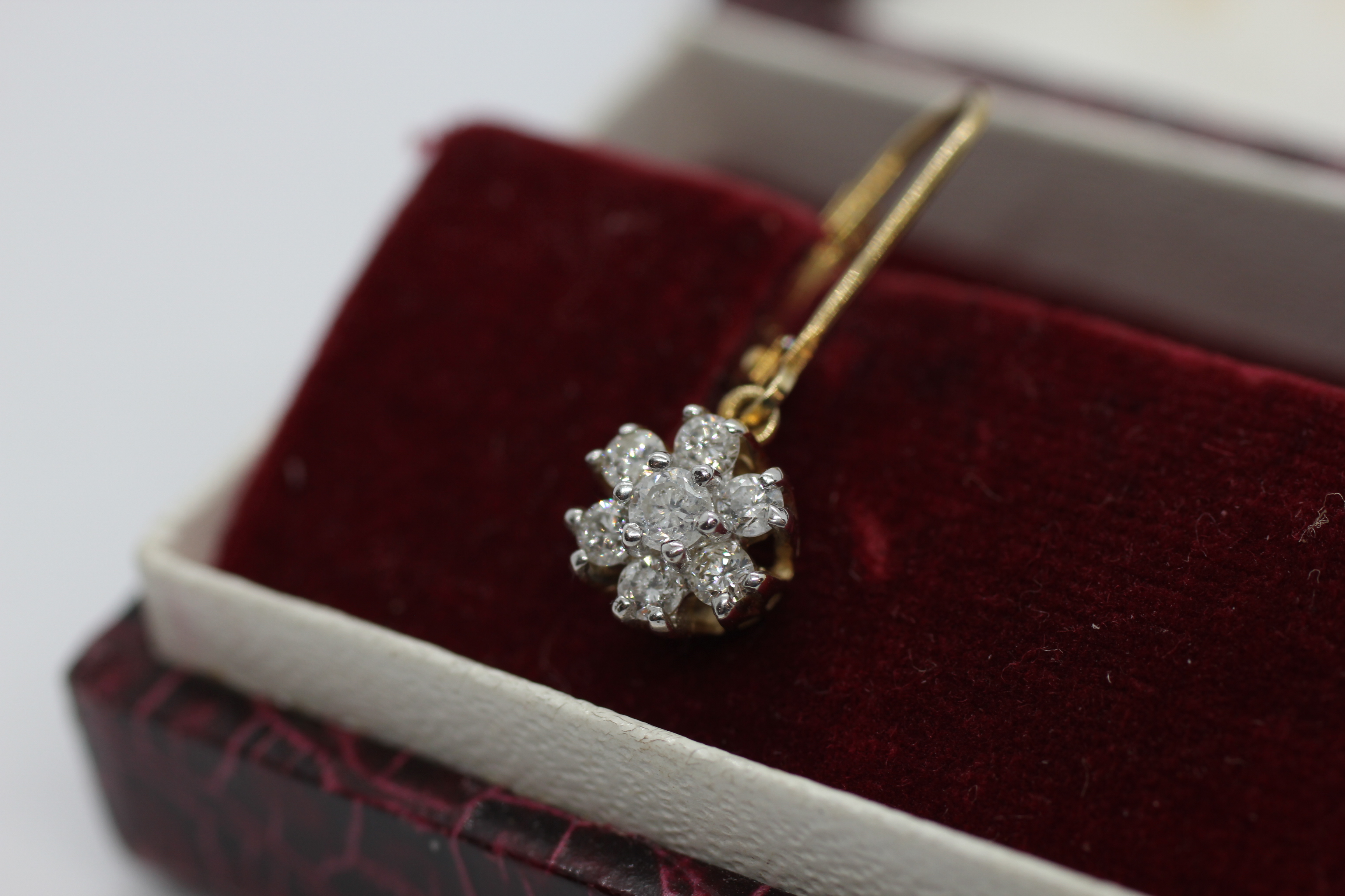 A PAIR OF VINTAGE 9CT GOLD DIAMOND CLUSTER EARRINGS. - Image 3 of 8