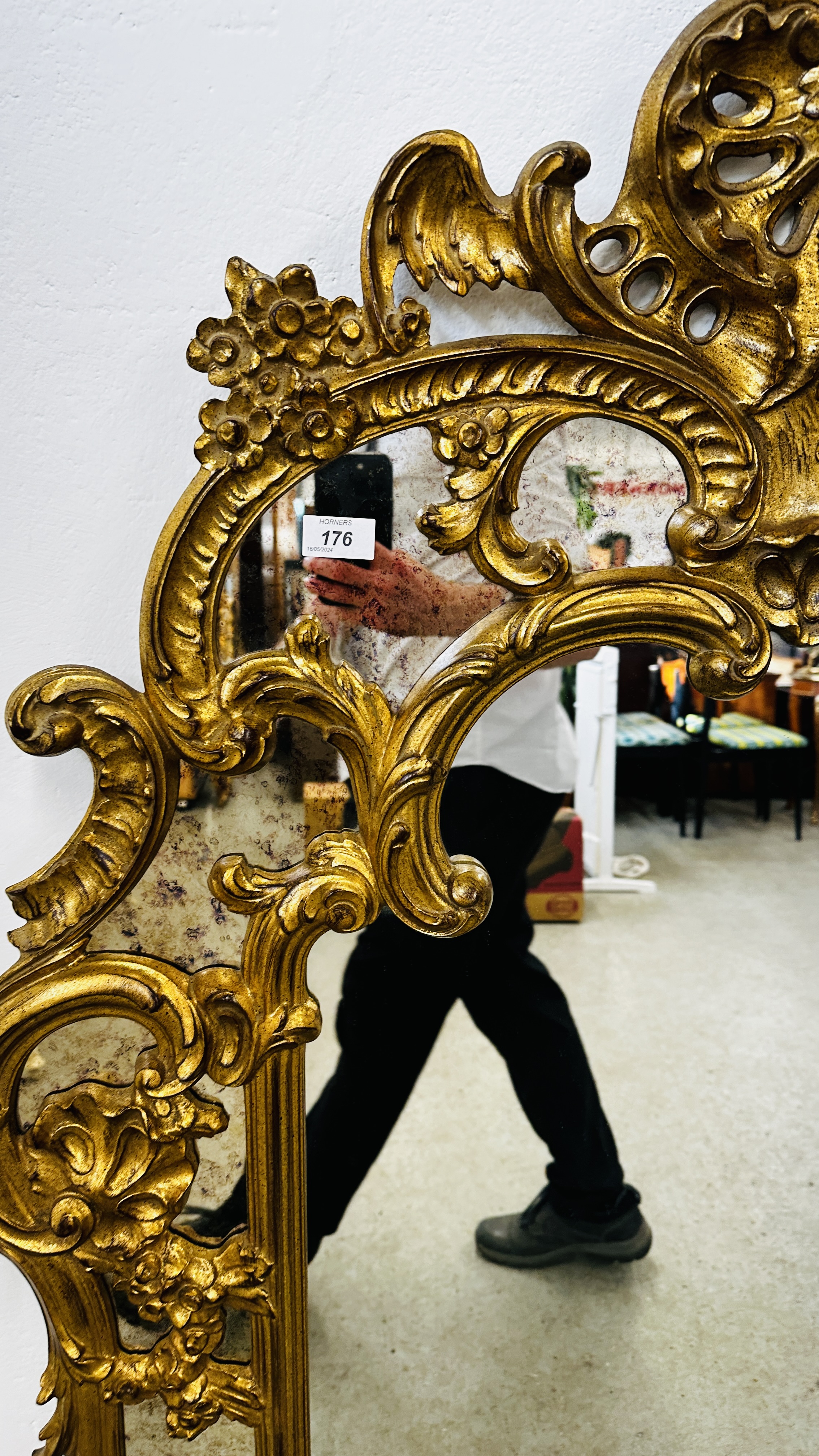 AN IMPRESSIVE REPRODUCTION GILT FRAMED CONTINENTAL STYLE MIRROR, APPROX WIDTH 100CM, - Image 8 of 9