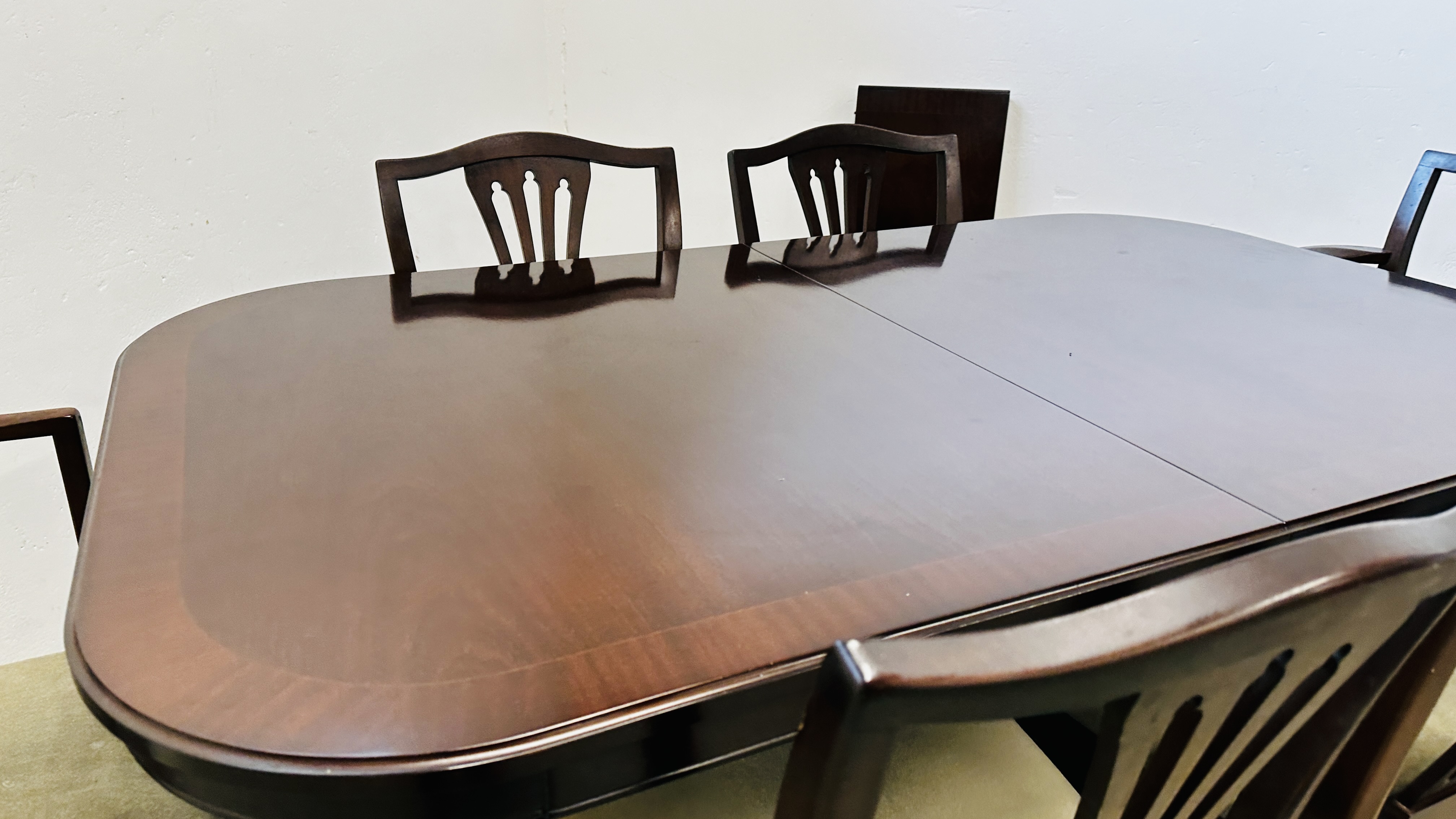 REPRODUCTION TWIN PEDESTAL MAHOGANY FINISH DINING TABLE ALONG WITH A SET OF 6 CHAIRS. - Bild 6 aus 16