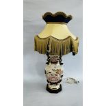 A LARGE IMARI PALETTE TABLE LAMP WITH FRINGED SHADE - OVERALL HEIGHT 82CM - SOLD AS SEEN.