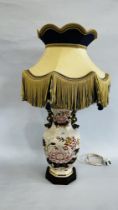 A LARGE IMARI PALETTE TABLE LAMP WITH FRINGED SHADE - OVERALL HEIGHT 82CM - SOLD AS SEEN.