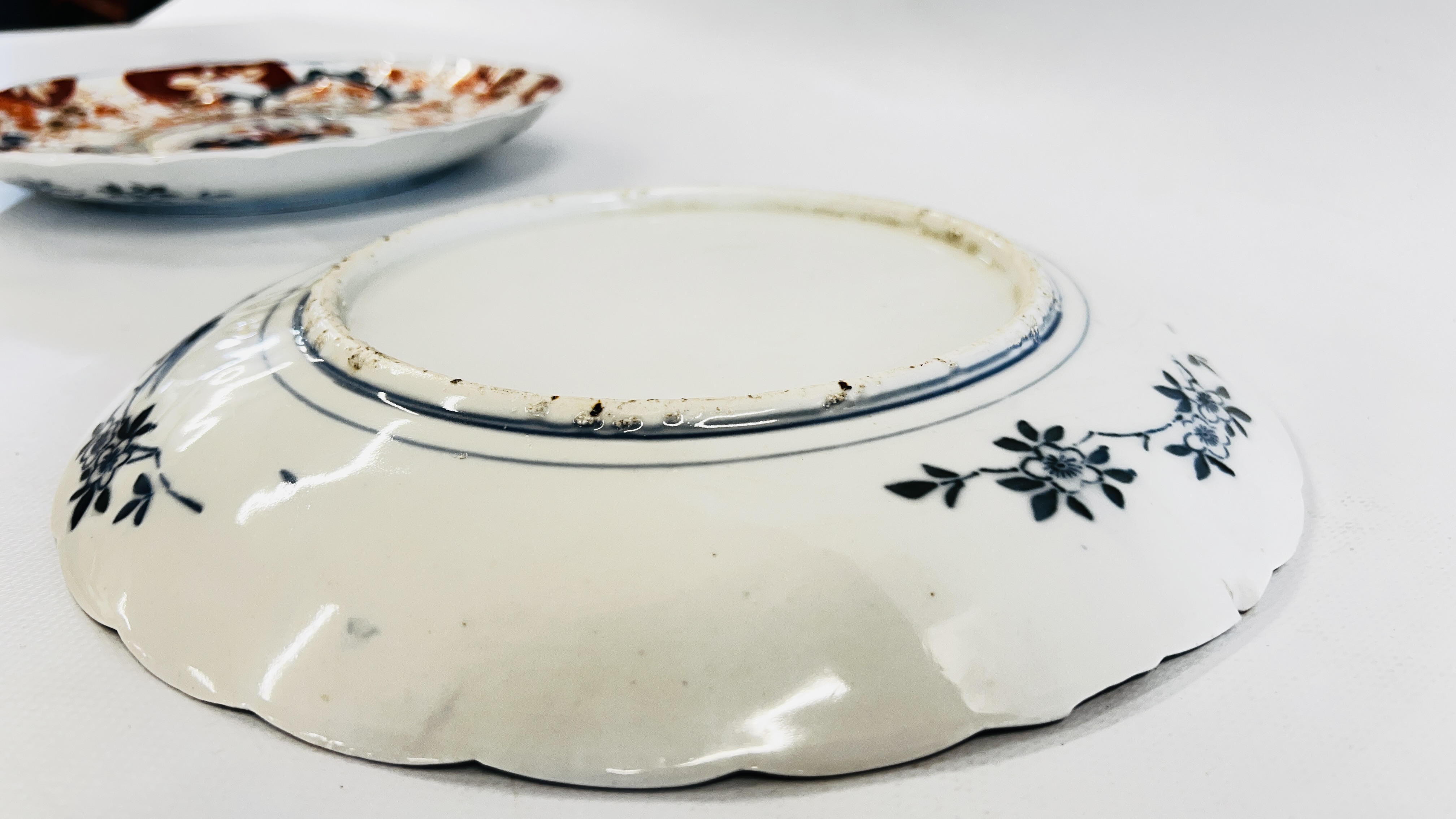 A PAIR OF VINTAGE IMARI PATTERN PLATES - DIAM 28.5CM (RIM CHIP & HAIRLINE CRACK TO ONE EXAMPLE). - Image 5 of 6