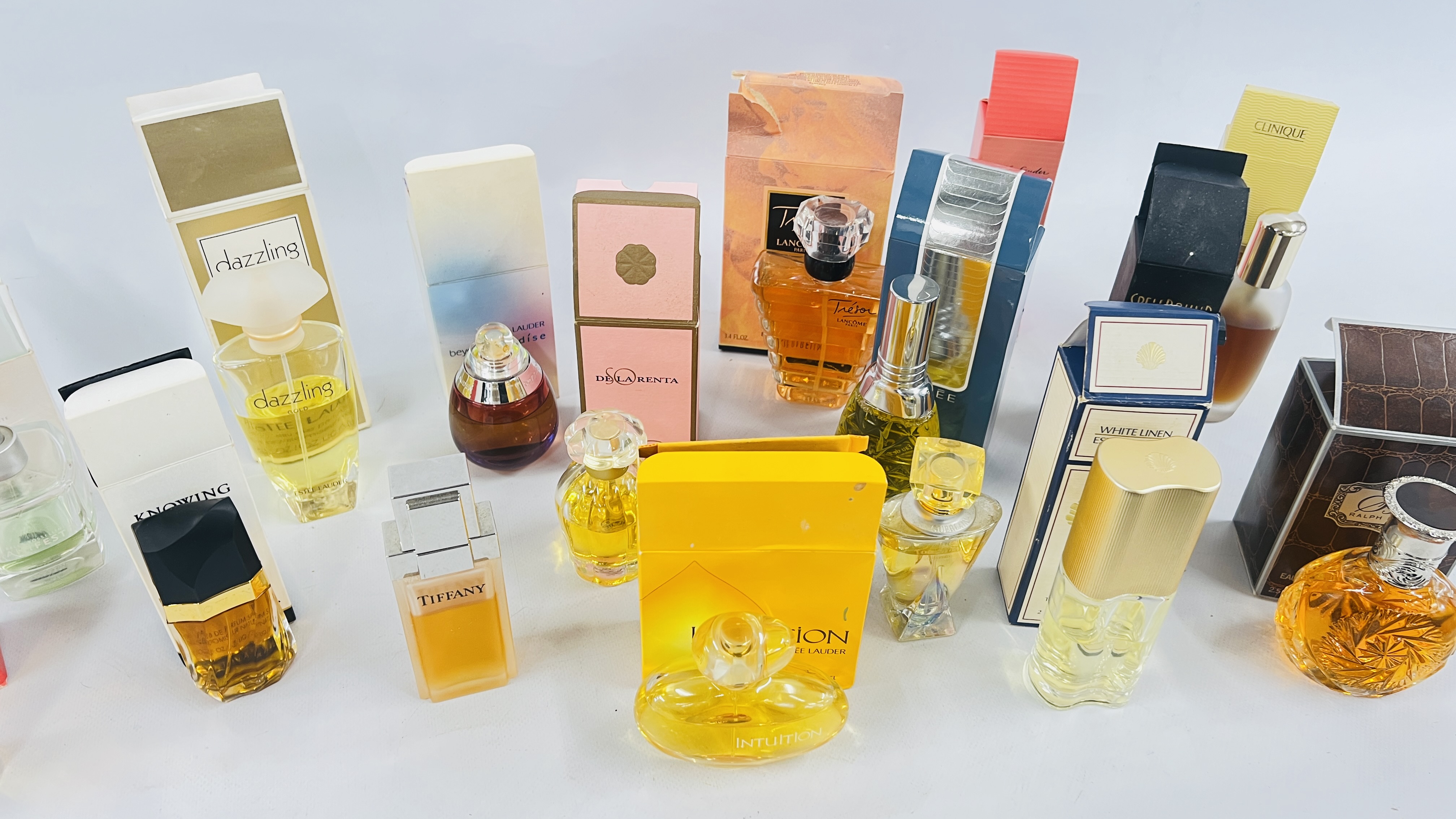 A BOX CONTAINING A GROUP OF 15 BOXED PART USED FRAGRANCES TO INCLUDE EXAMPLES MARKED CLINIQUE, - Image 4 of 8