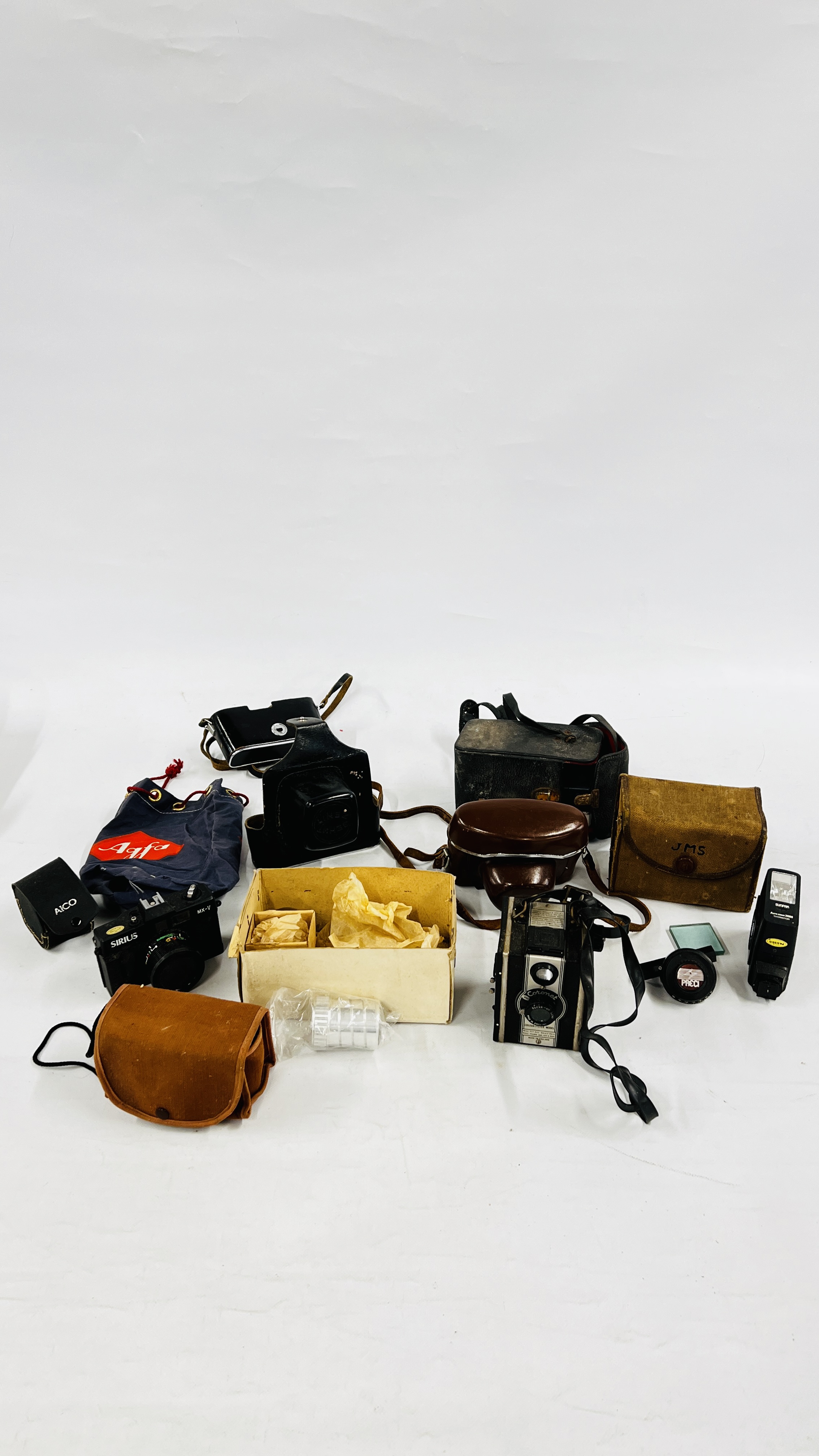 A BOX OF VINTAGE CAMERAS TO INCLUDE A KODAK BROWNIE 127, CORONET, YASHICA M612 6617 35MM CAMERA ETC.