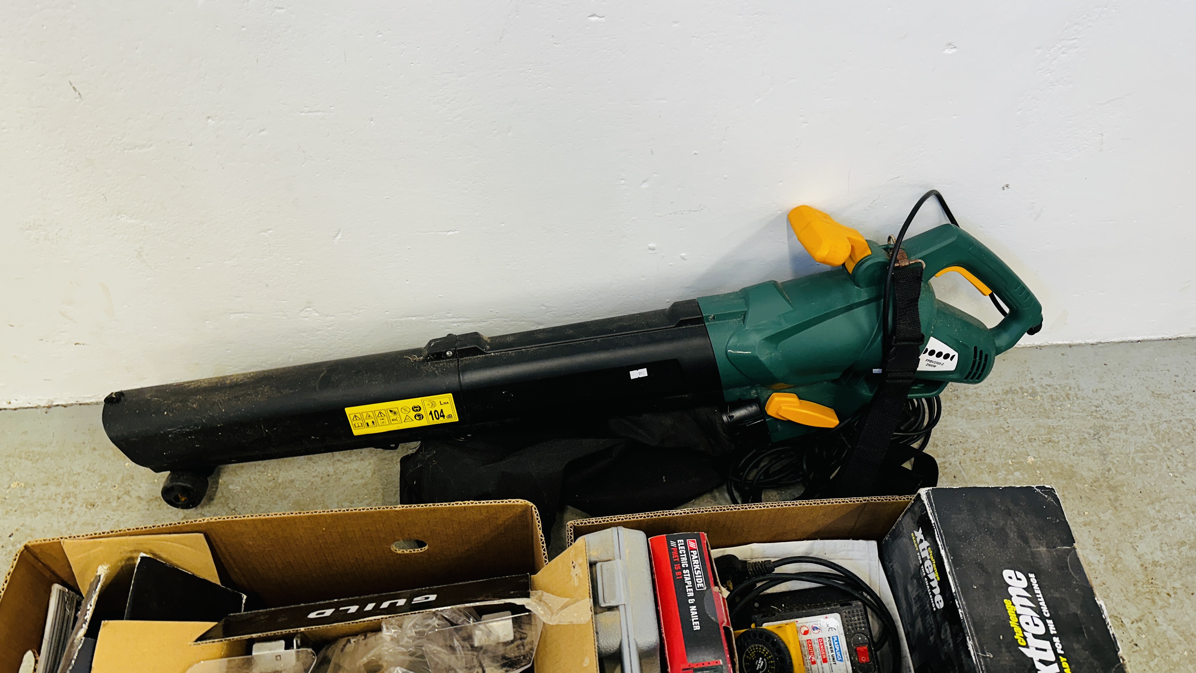 4 BOXES CONTAINING ASSORTED POWER TOOLS AND ACCESSORIES TO INCLUDE GUILD BENCH GRINDER, - Image 7 of 19