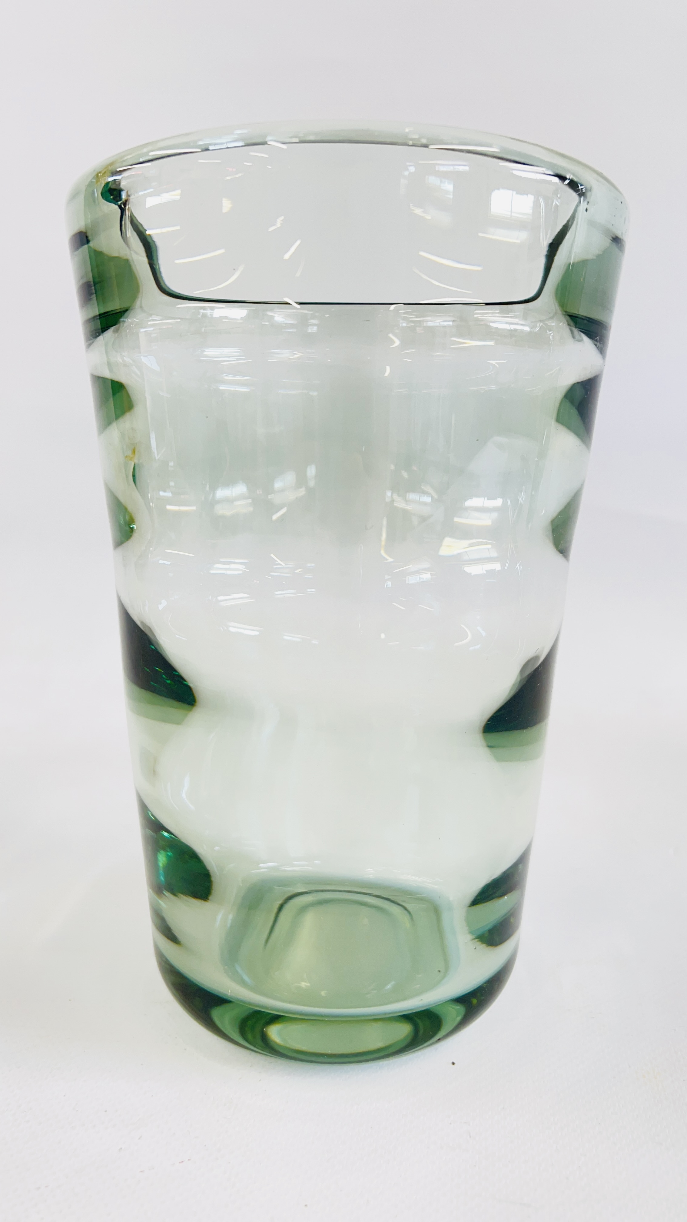 5 PIECES OF ART GLASS TO INCLUDE HOLMGAARD PER LUTKIN, RIBBED DESIGN, - Image 8 of 12