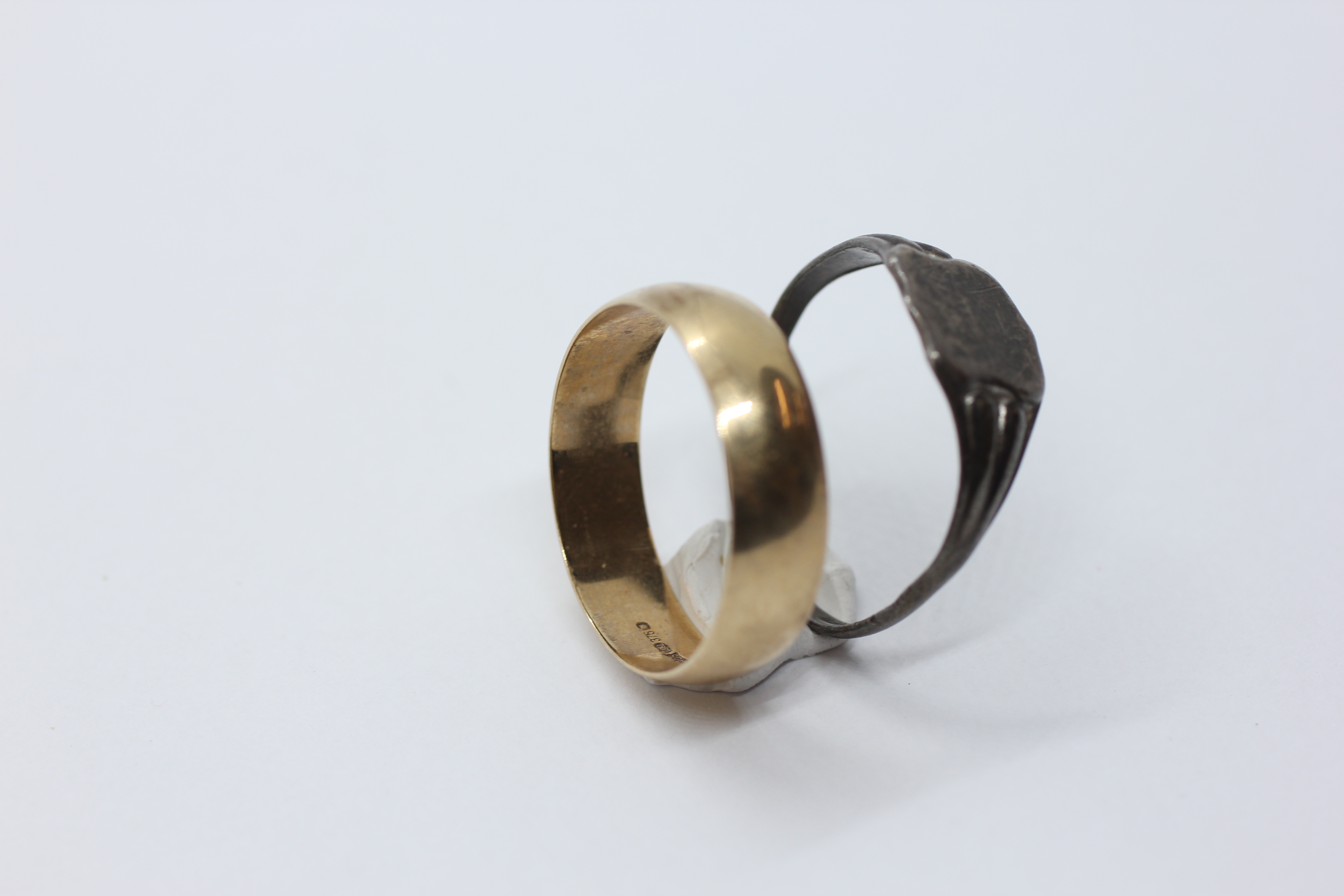 A 9CT GOLD WEDDING BAND AND A SILVER SIGNET RING. - Image 2 of 10