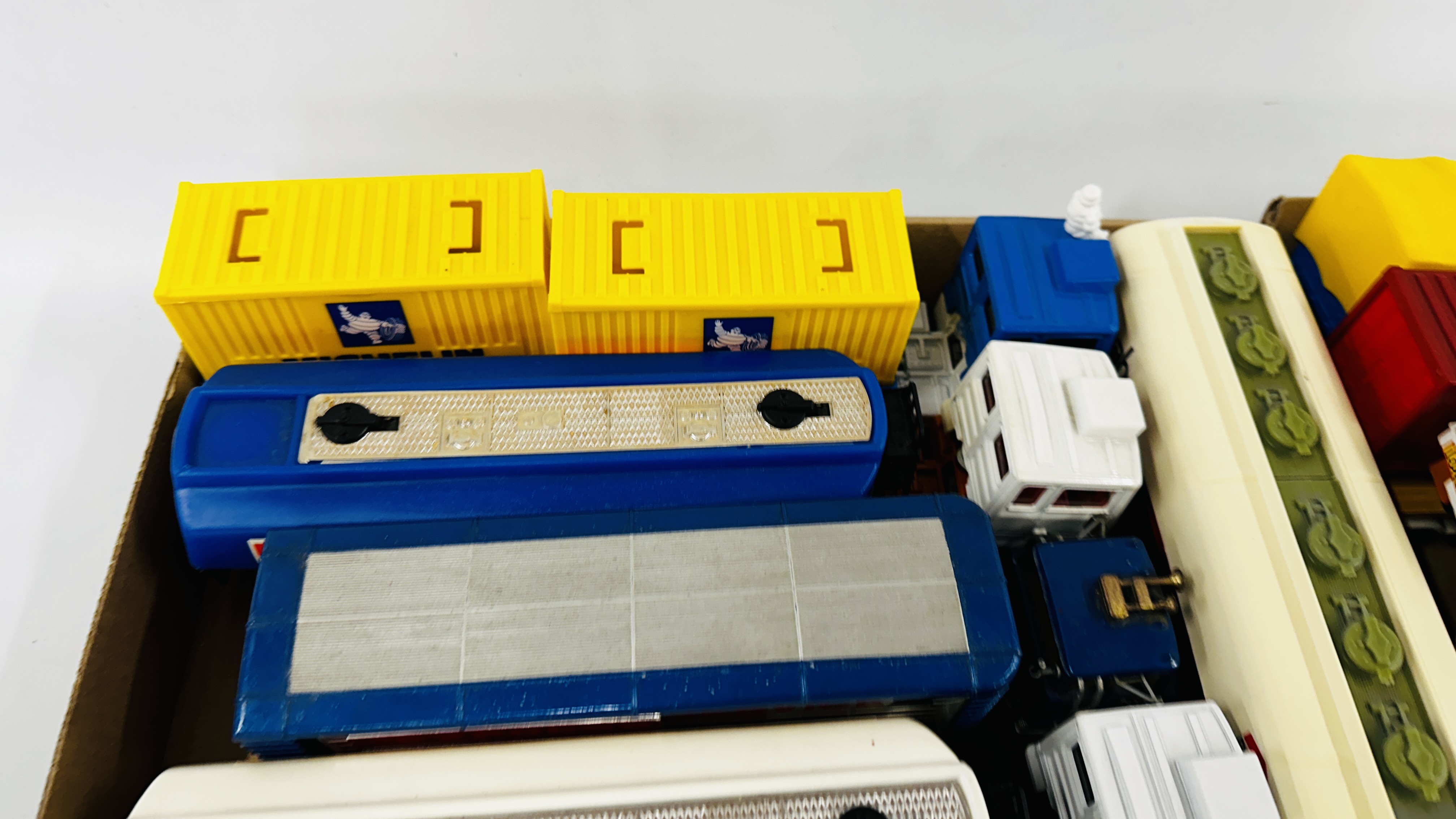 2 X TRAYS CONTAINING A GROUP OF ASSORTED DIE-CAST MODEL TRANSPORTER LORRIES TO INCLUDE ESSO AND - Bild 7 aus 16