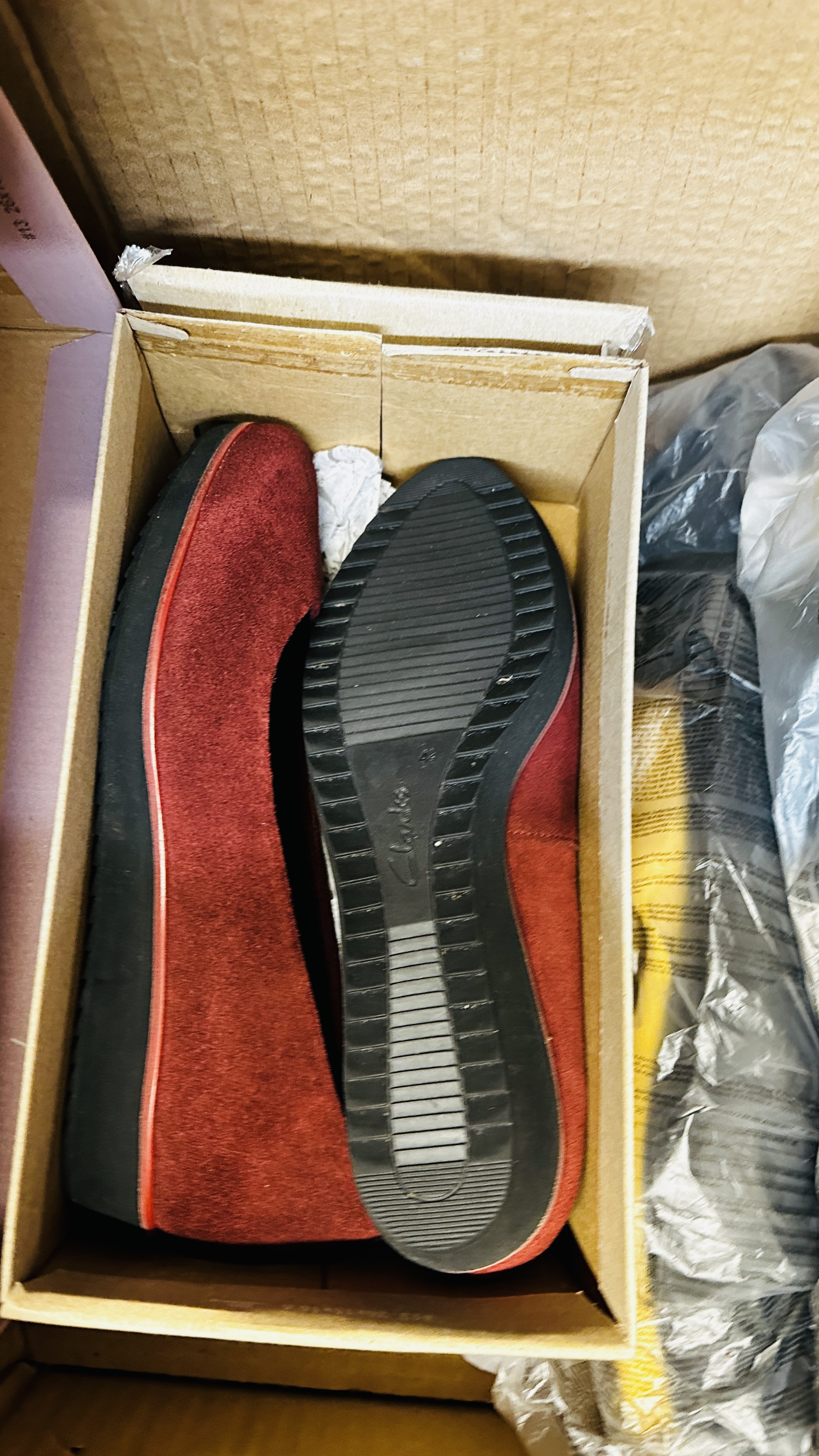 A BOX OF AS NEW FOOTWEAR TO INCLUDE 3 X PAIRS OF DUNLOP WELLY BOOTS, CLARKS AND RELLFE EXAMPLES. - Image 3 of 4