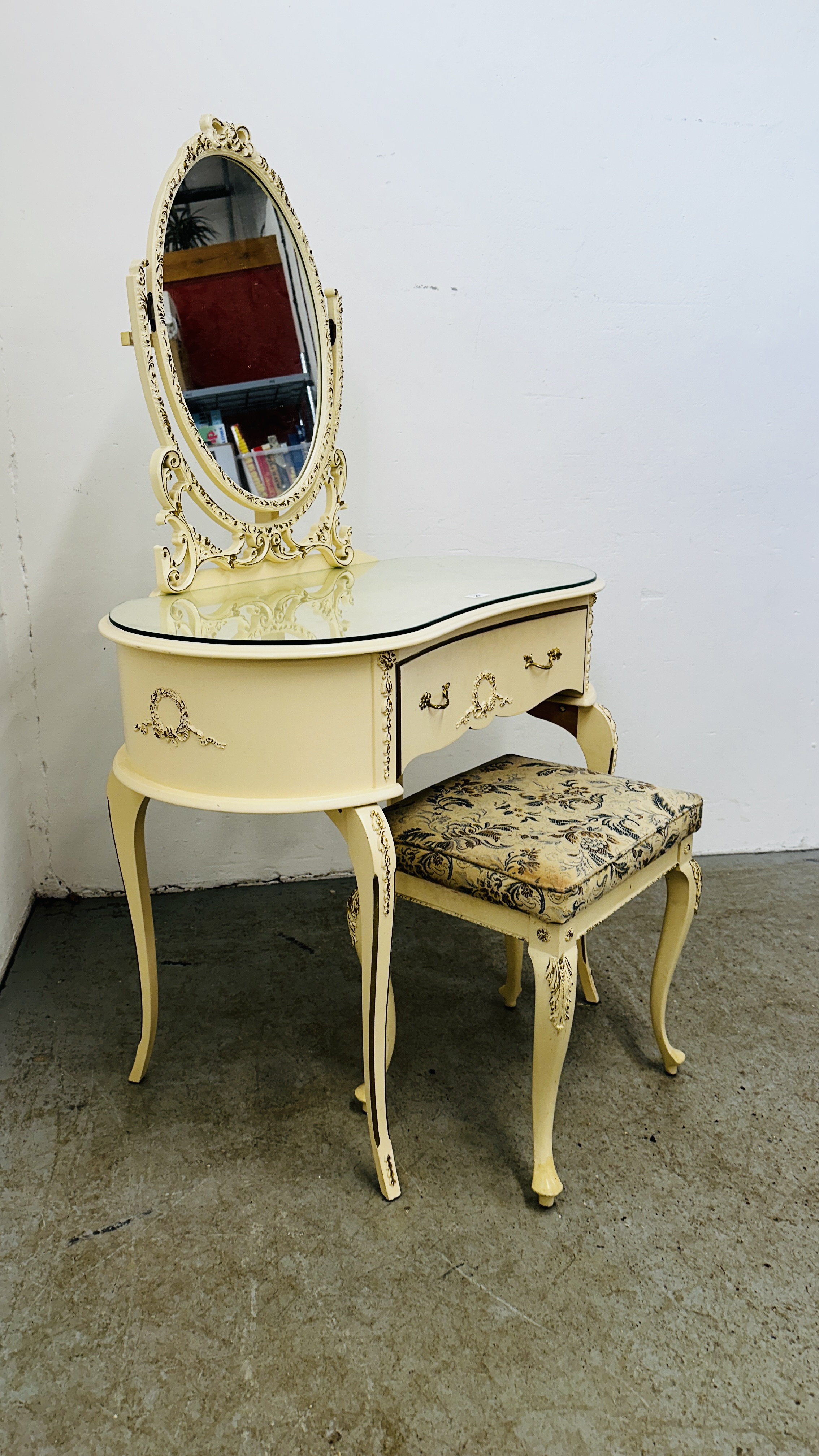 A CONTINENTAL DESIGN KIDNEY SHAPE CREAM FINISH DRESSING TABLE WITH MATCHING DRESSING STOOL, - Bild 4 aus 9