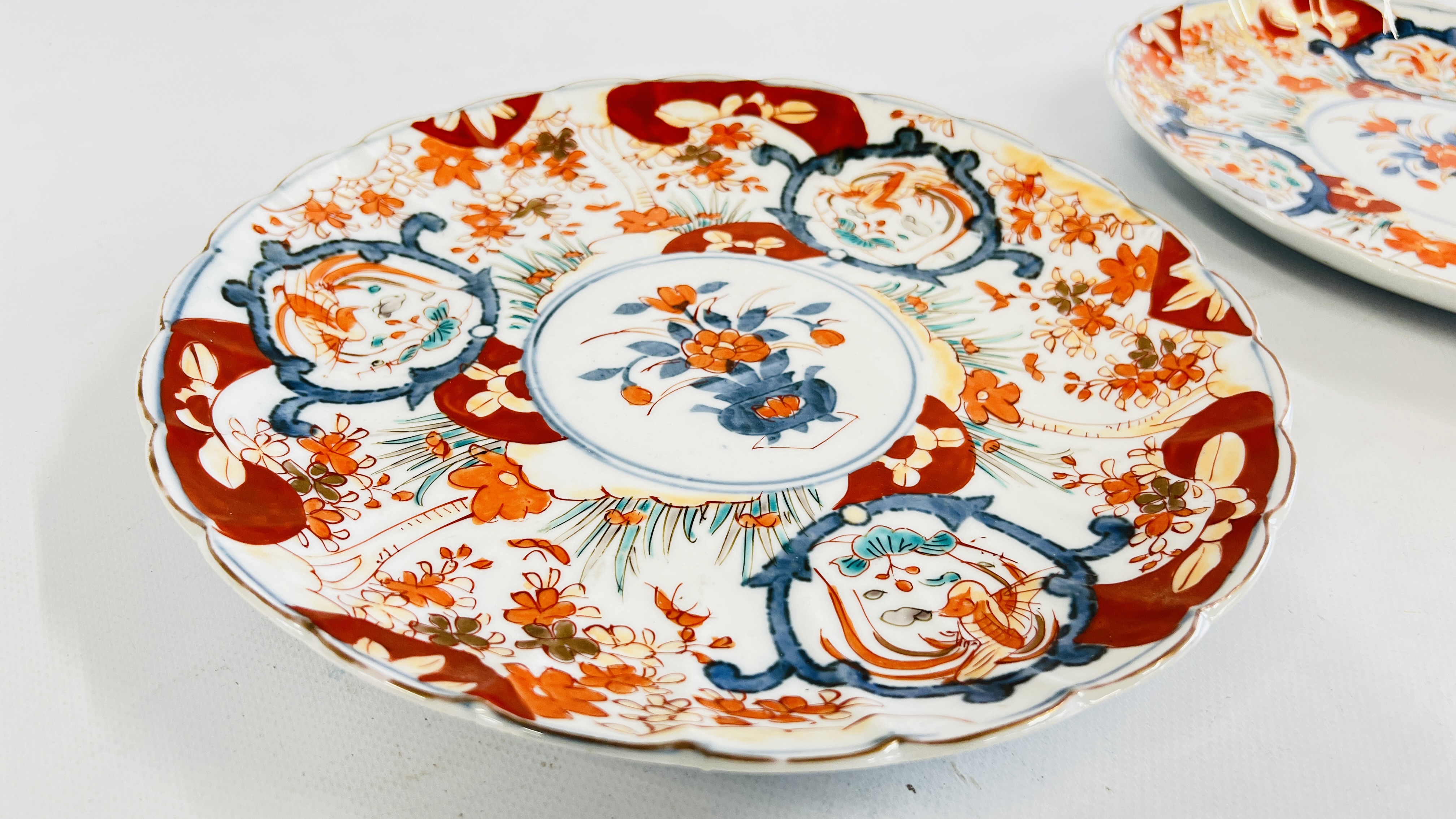 A PAIR OF VINTAGE IMARI PATTERN PLATES - DIAM 28.5CM (RIM CHIP & HAIRLINE CRACK TO ONE EXAMPLE). - Image 2 of 6