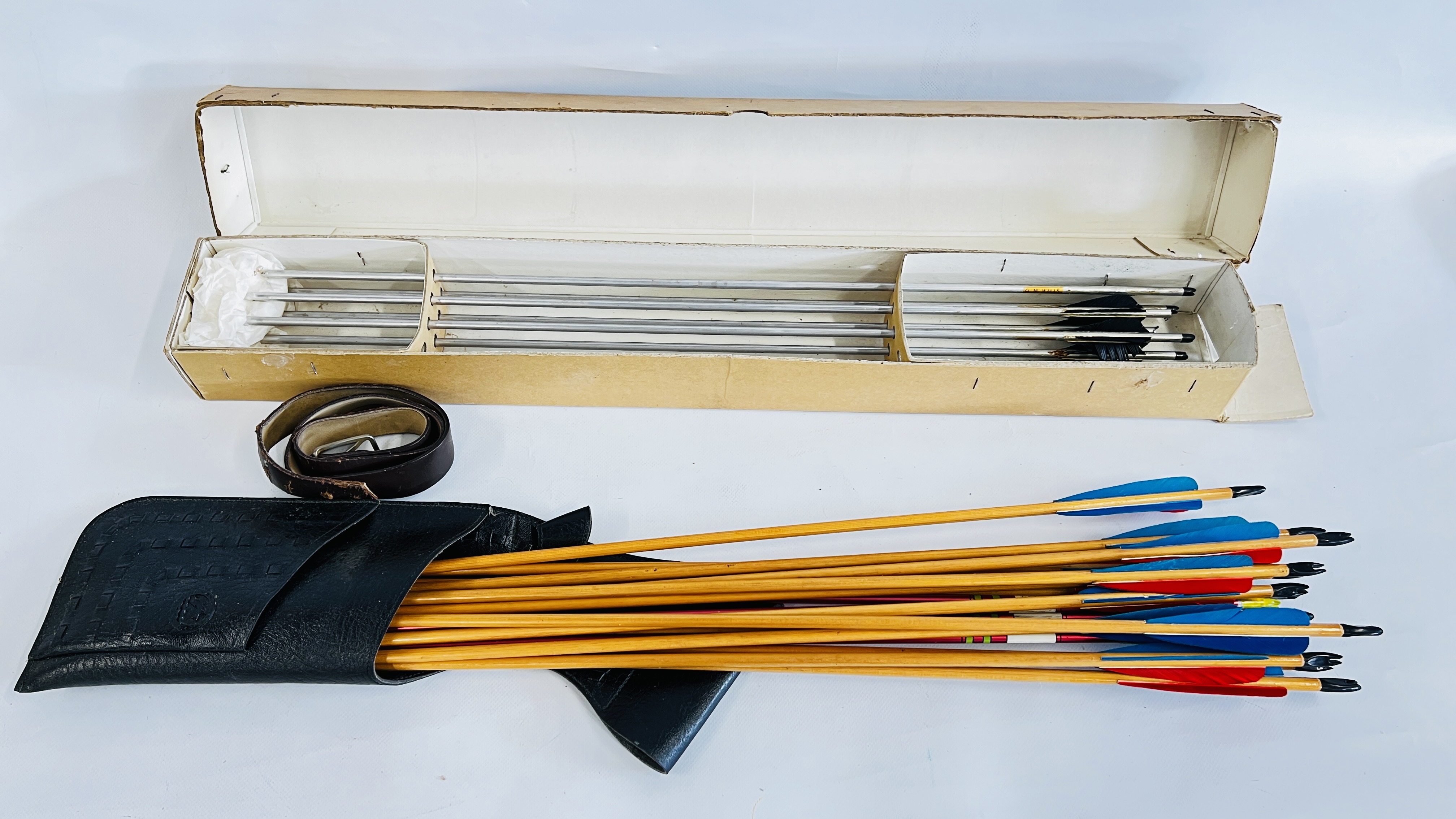 A GROUP OF ARCHERY ARROWS AND FEATHERS, ETC. - Bild 5 aus 7