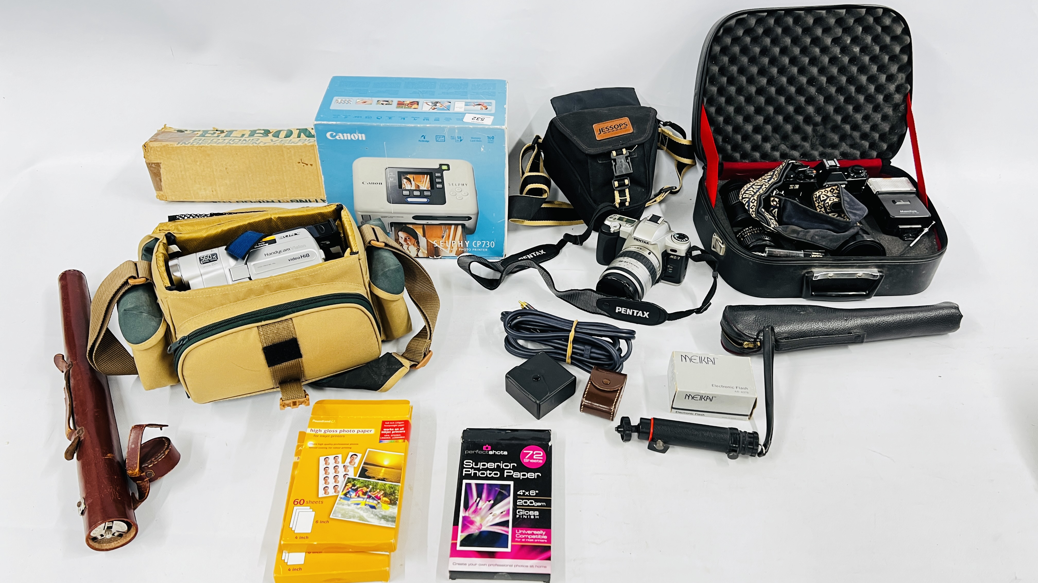 A GROUP OF PHOTOGRAPHIC AND VIDEO EQUIPMENT TO INCLUDE MAMIYA ZE 35MM SLR CAMERA IN CARRY CASE WITH