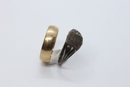 A 9CT GOLD WEDDING BAND AND A SILVER SIGNET RING.