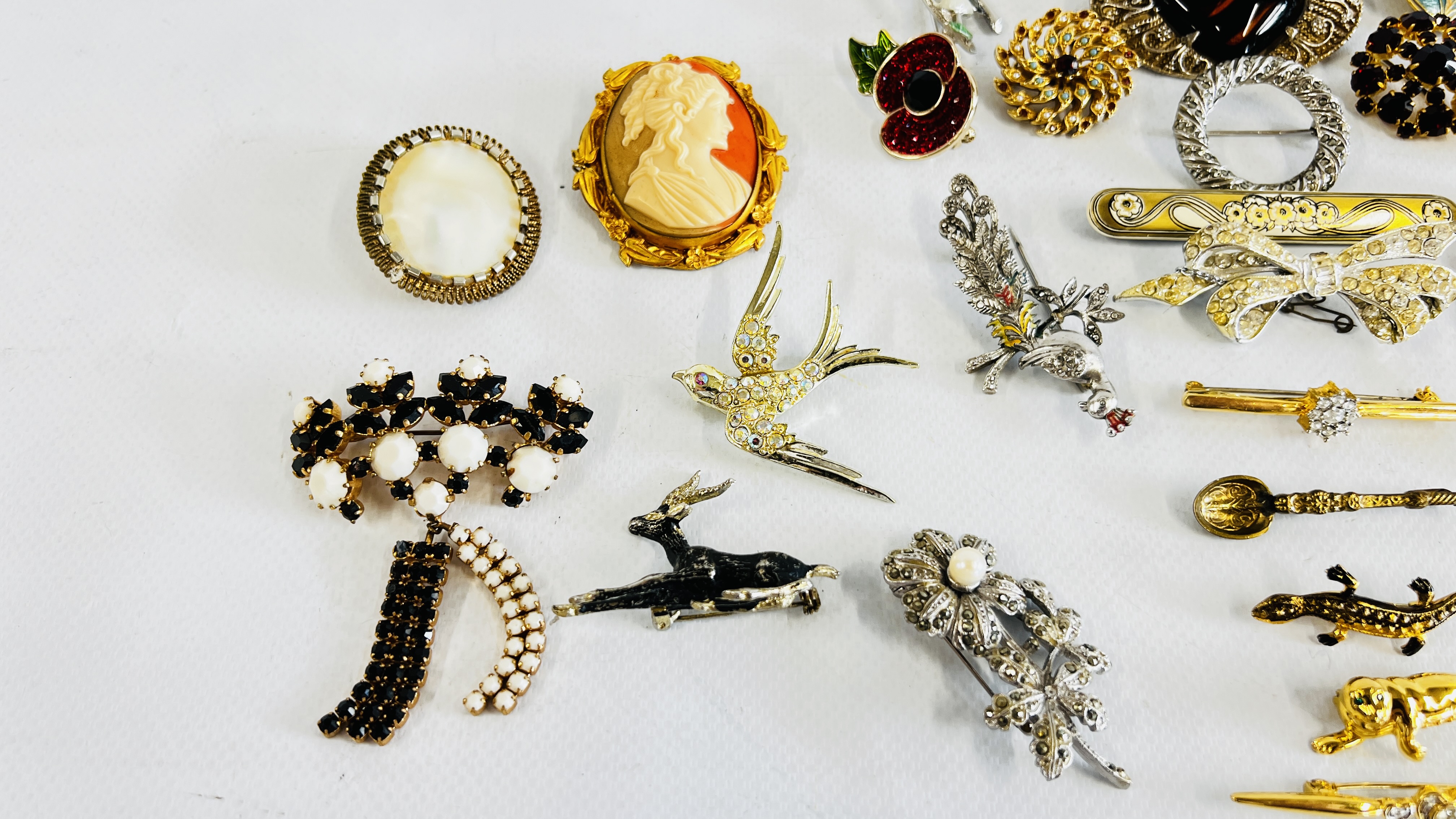 33 ASSORTED VINTAGE COSTUME BROOCHES INCLUDING ANIMALS, OWLS, TIGERS EYE, BIRDS ETC. - Image 3 of 5