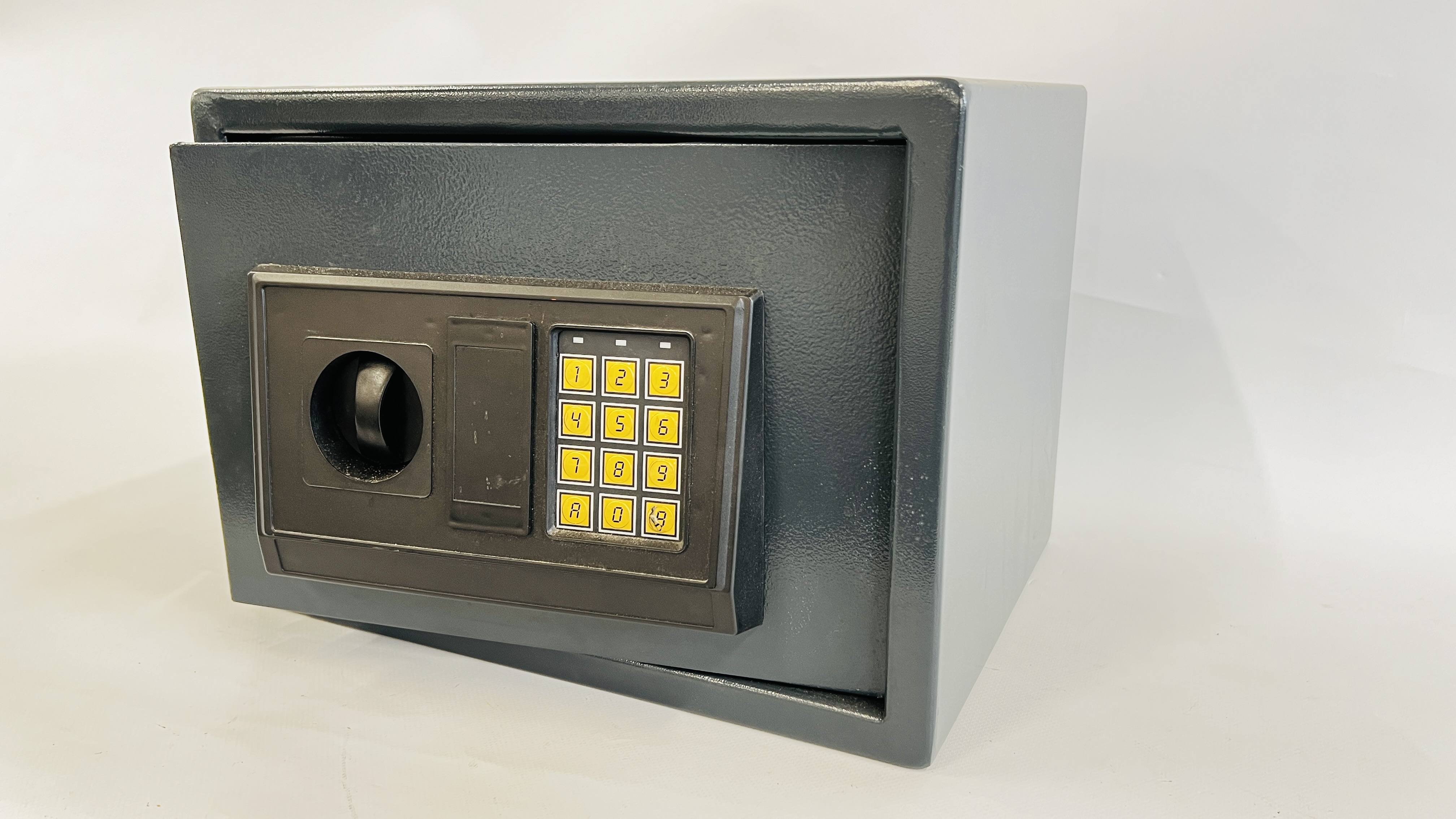 A SMALL STEEL HOME SECURITY SAFE WITH KEYS AND INSTRUCTIONS. - Bild 3 aus 6