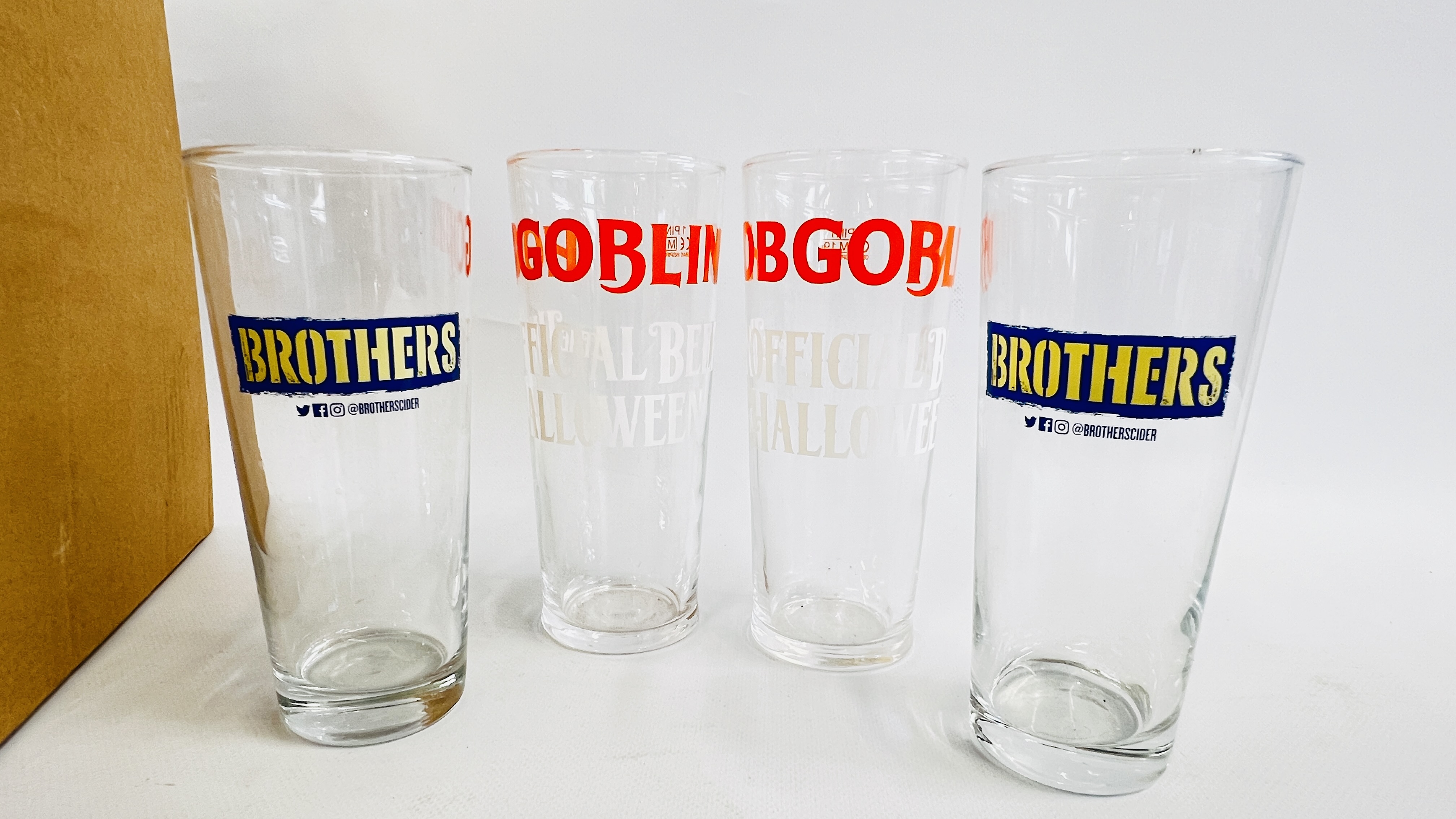 A GROUP OF PINT GLASSES TO INCLUDE HOBGOBLIN & BROTHERS EXAMPLES. - Bild 2 aus 4