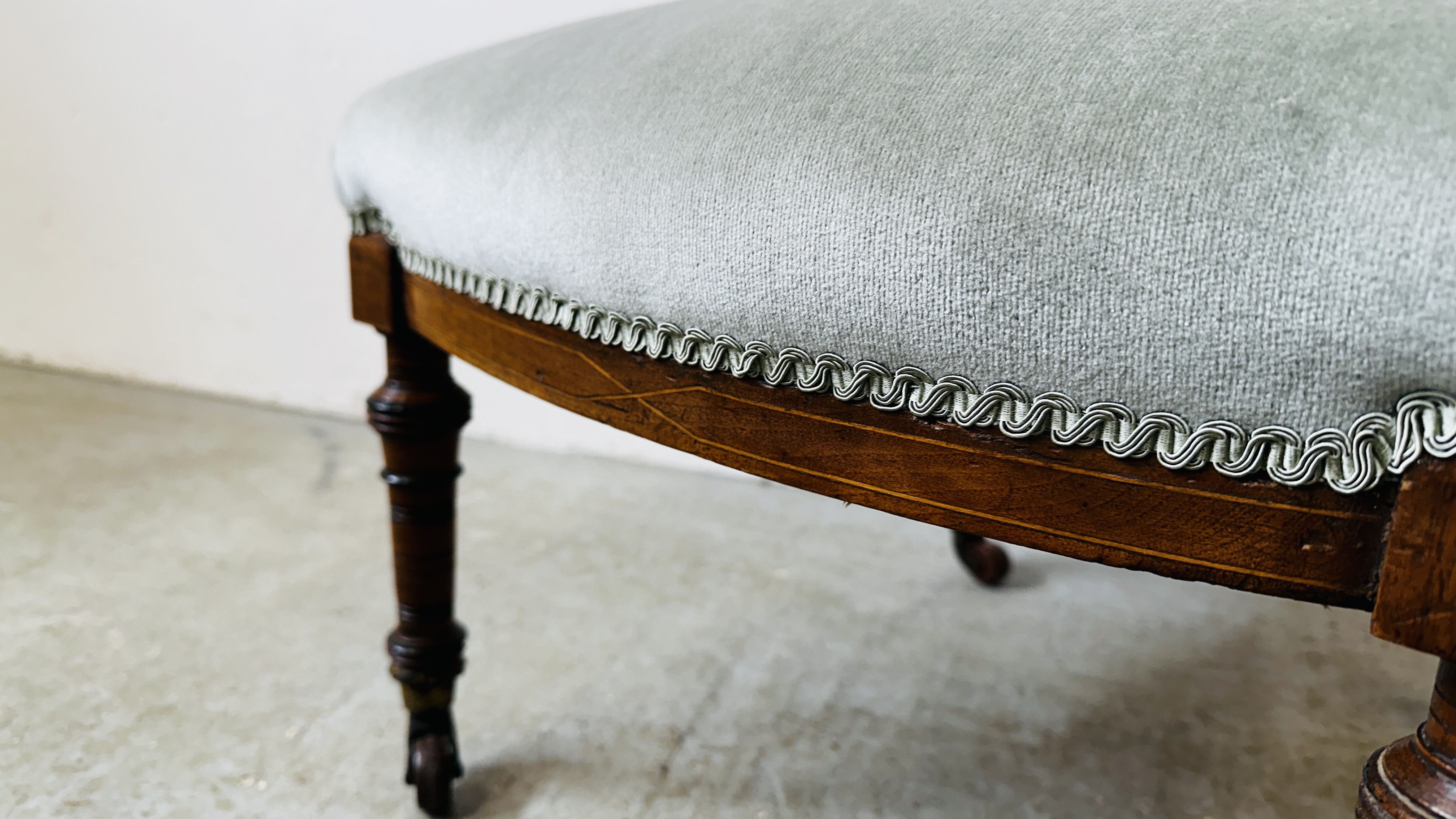 A VICTORIAN MAHOGANY AND INLAID NURSING CHAIR WITH BLUE UPHOLSTERY ON CASTORS. - Bild 7 aus 11