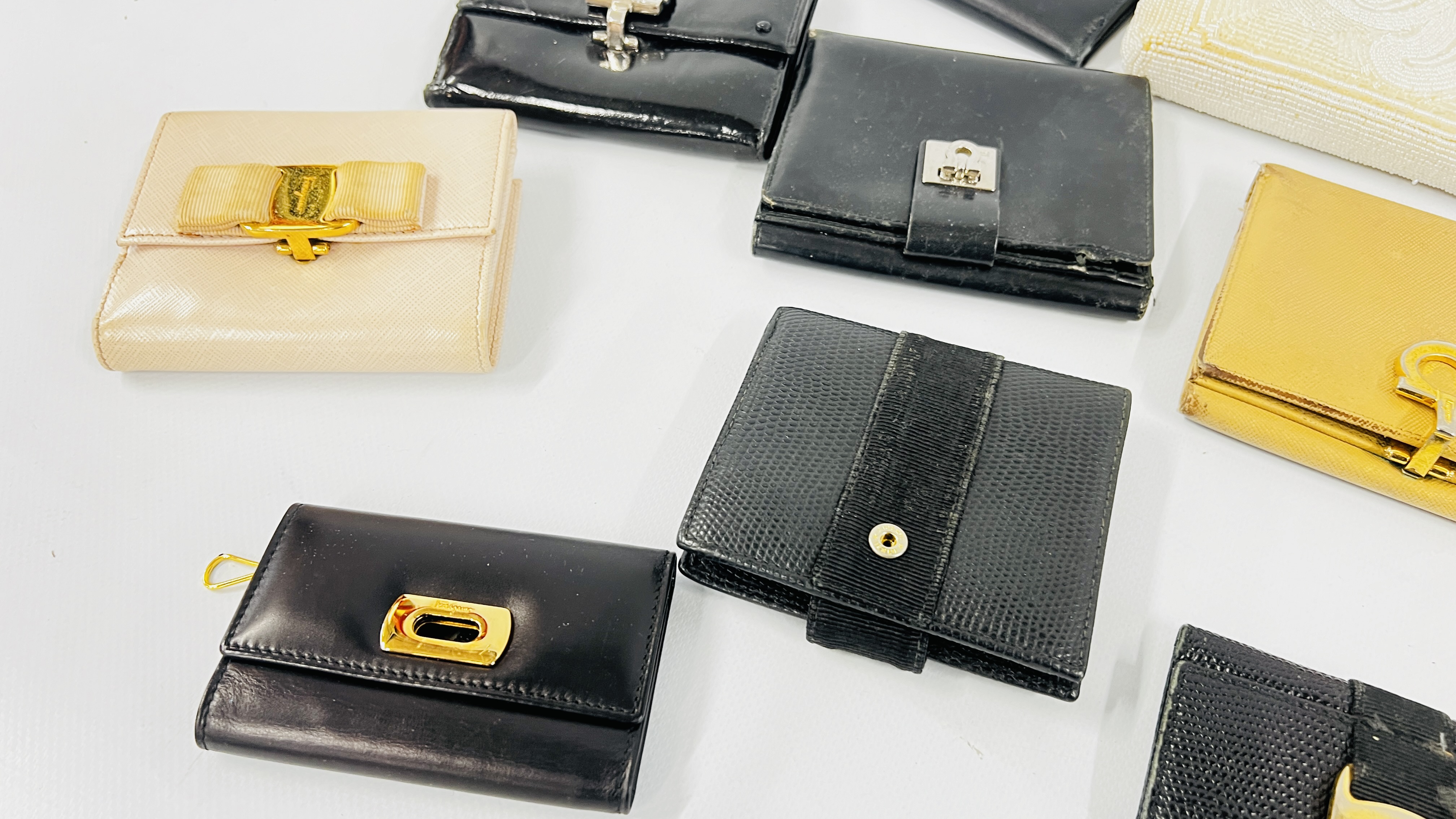A COLLECTION OF 18 DESIGNER PURSES AND KEY HOLDERS MARKED "SALVADOR FERRAGAMA" + A FURTHER - Image 5 of 7