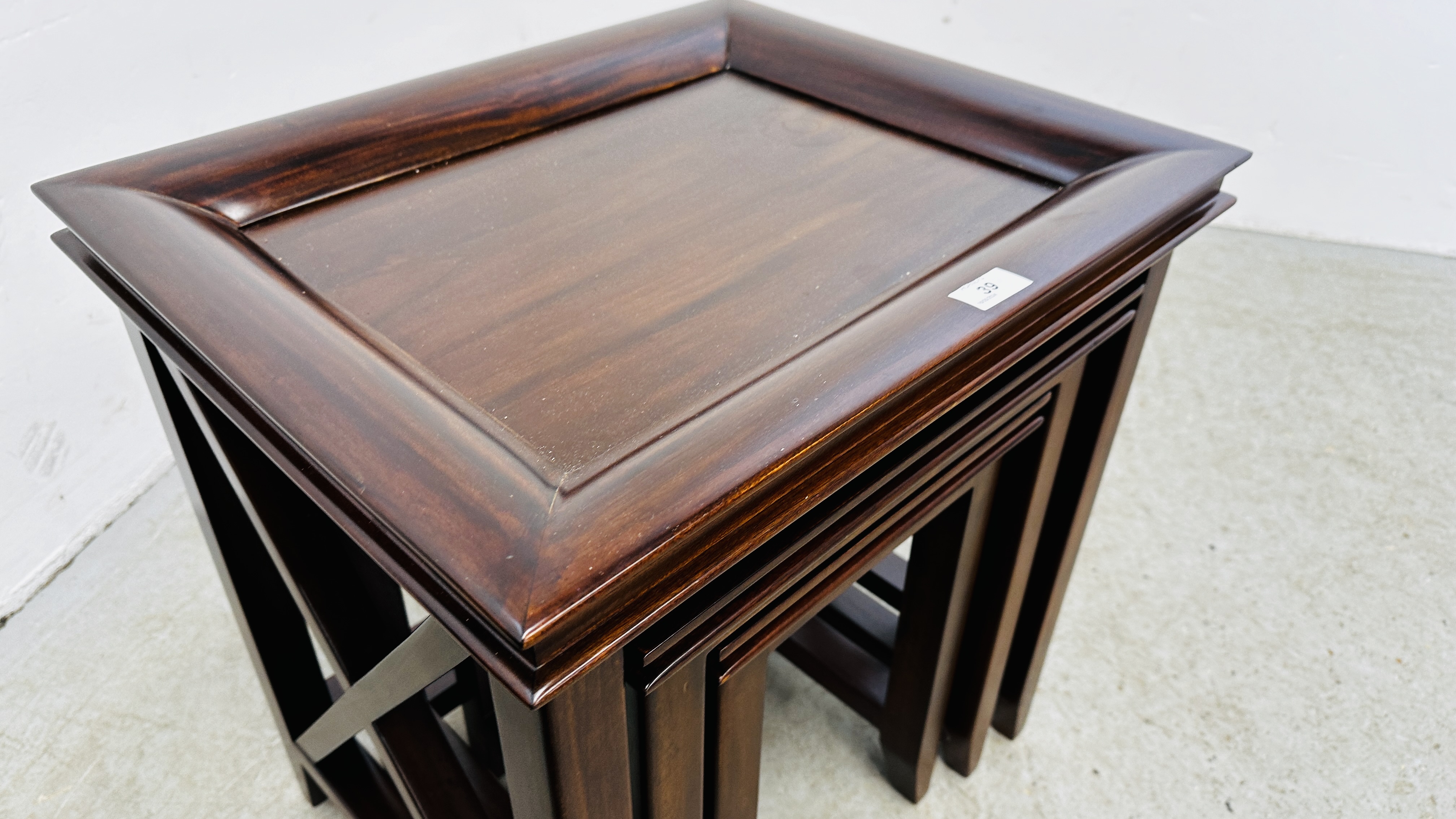 A NEST OF 3 HARDWOOD OCCASIONAL TABLES ALONG WITH A MATCHING SINGLE DRAWER LAMP TABLE W 46 X 46 X - Image 11 of 16