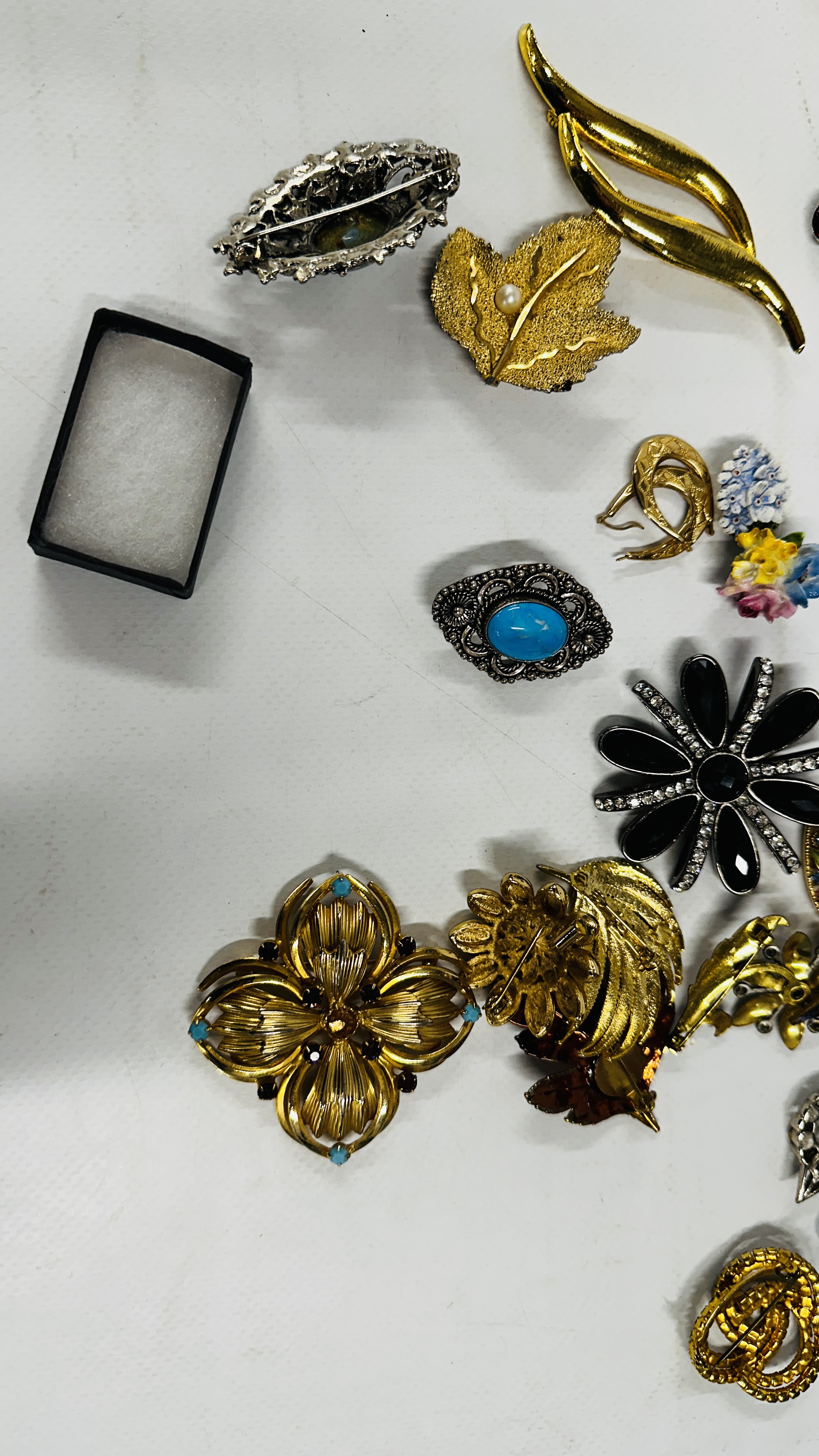 AN EXTENSIVE COLLECTION OF ASSORTED MODERN AND VINTAGE BROOCHES TO INCLUDE A SILVER AMBER SET - Bild 2 aus 9