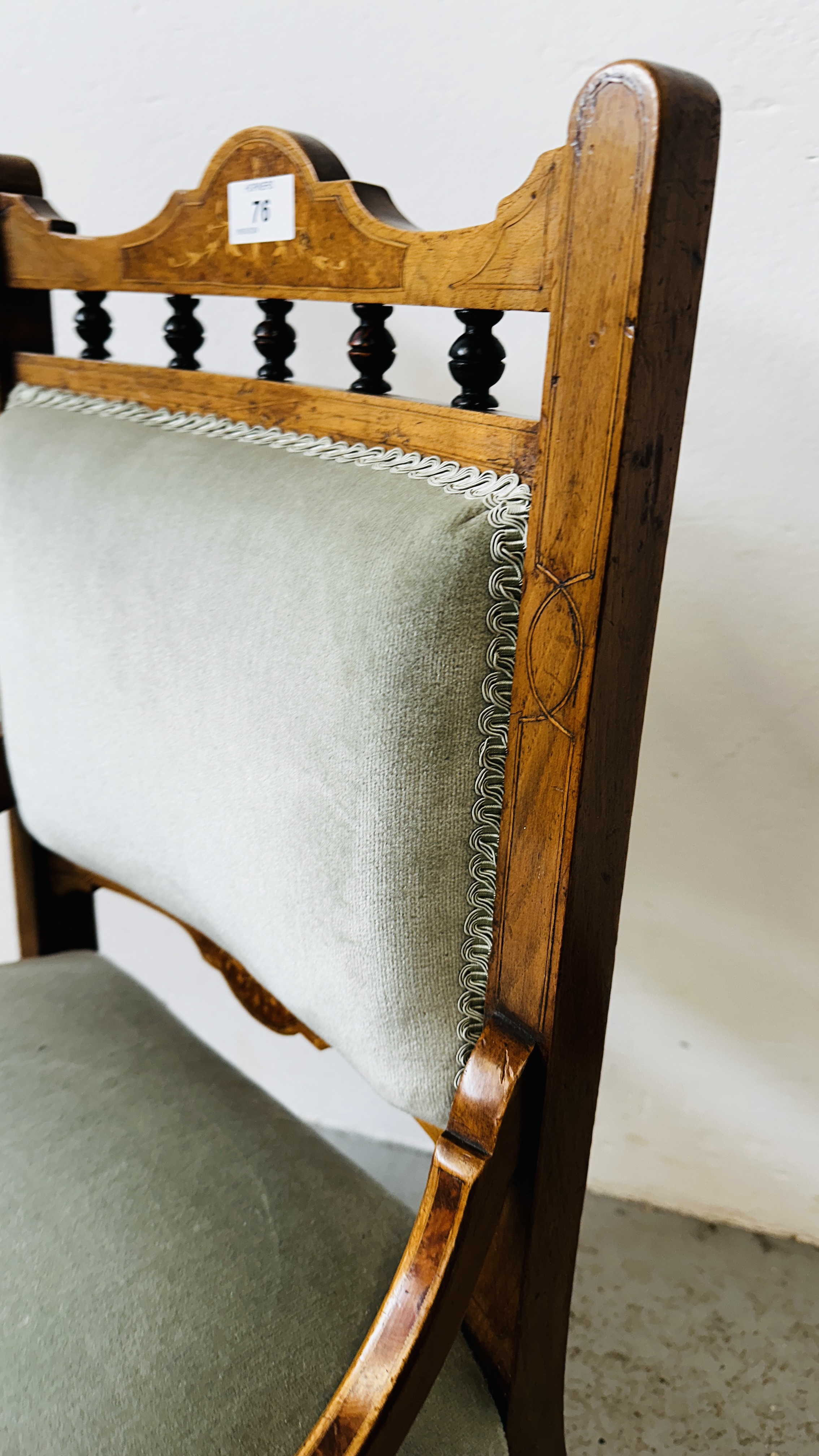 A VICTORIAN MAHOGANY AND INLAID NURSING CHAIR WITH BLUE UPHOLSTERY ON CASTORS. - Bild 3 aus 11