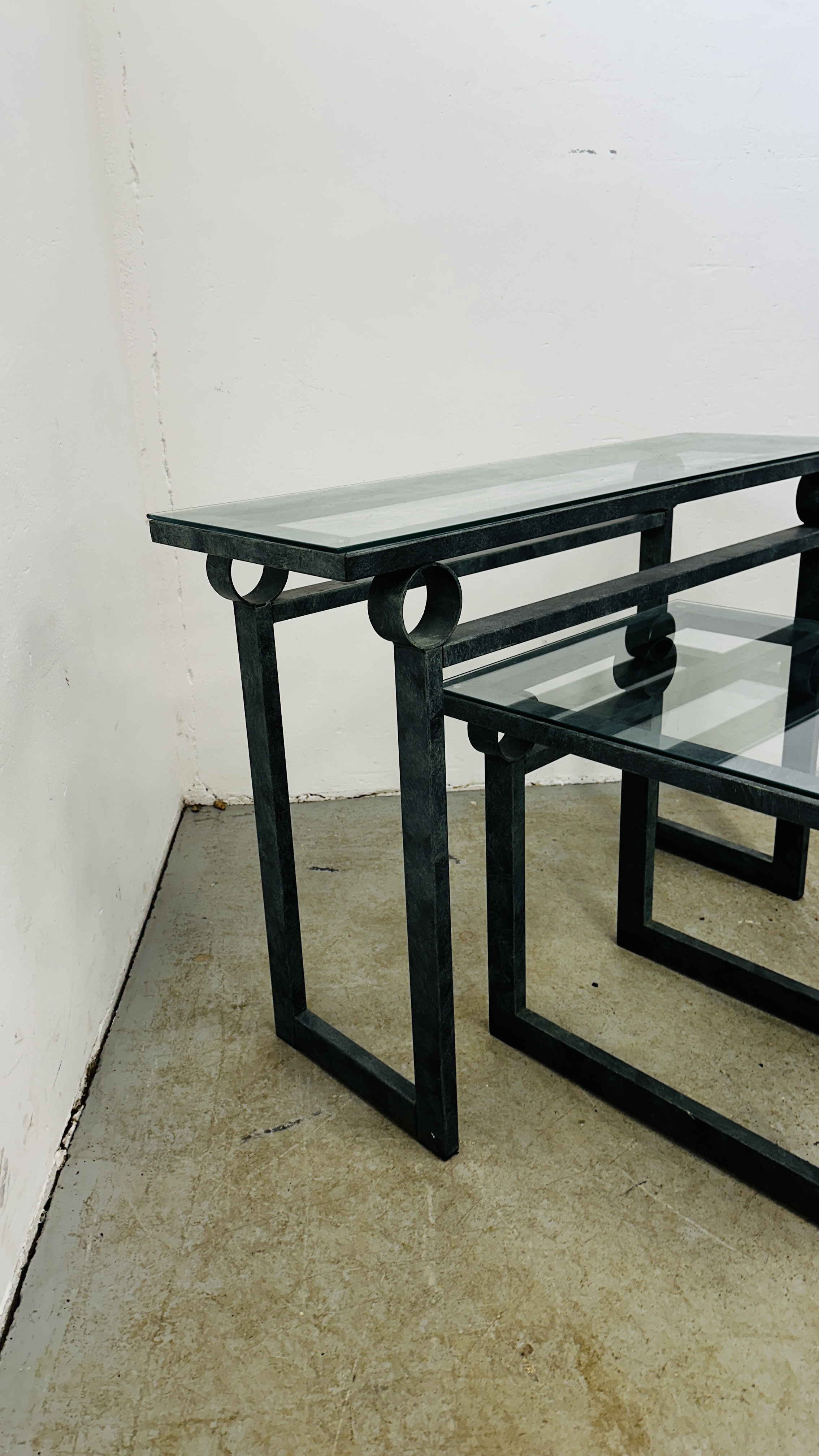 A DESIGNER METAL CRAFT CONSOLE TABLE WITH GLASS TOP, W 110CM X D 36CM AND MATCHING LAMP TABLE, - Bild 6 aus 13