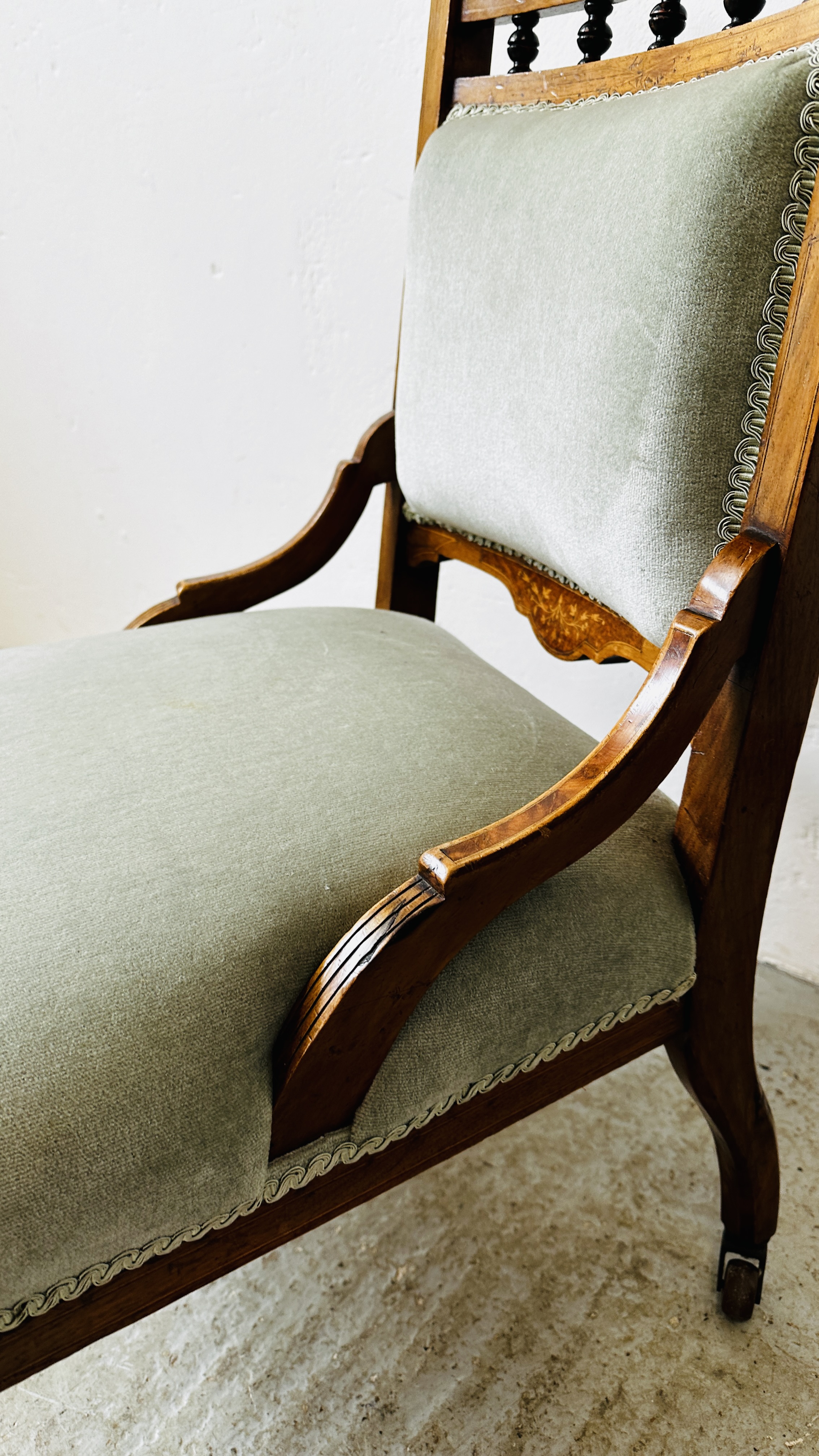 A VICTORIAN MAHOGANY AND INLAID NURSING CHAIR WITH BLUE UPHOLSTERY ON CASTORS. - Bild 5 aus 11