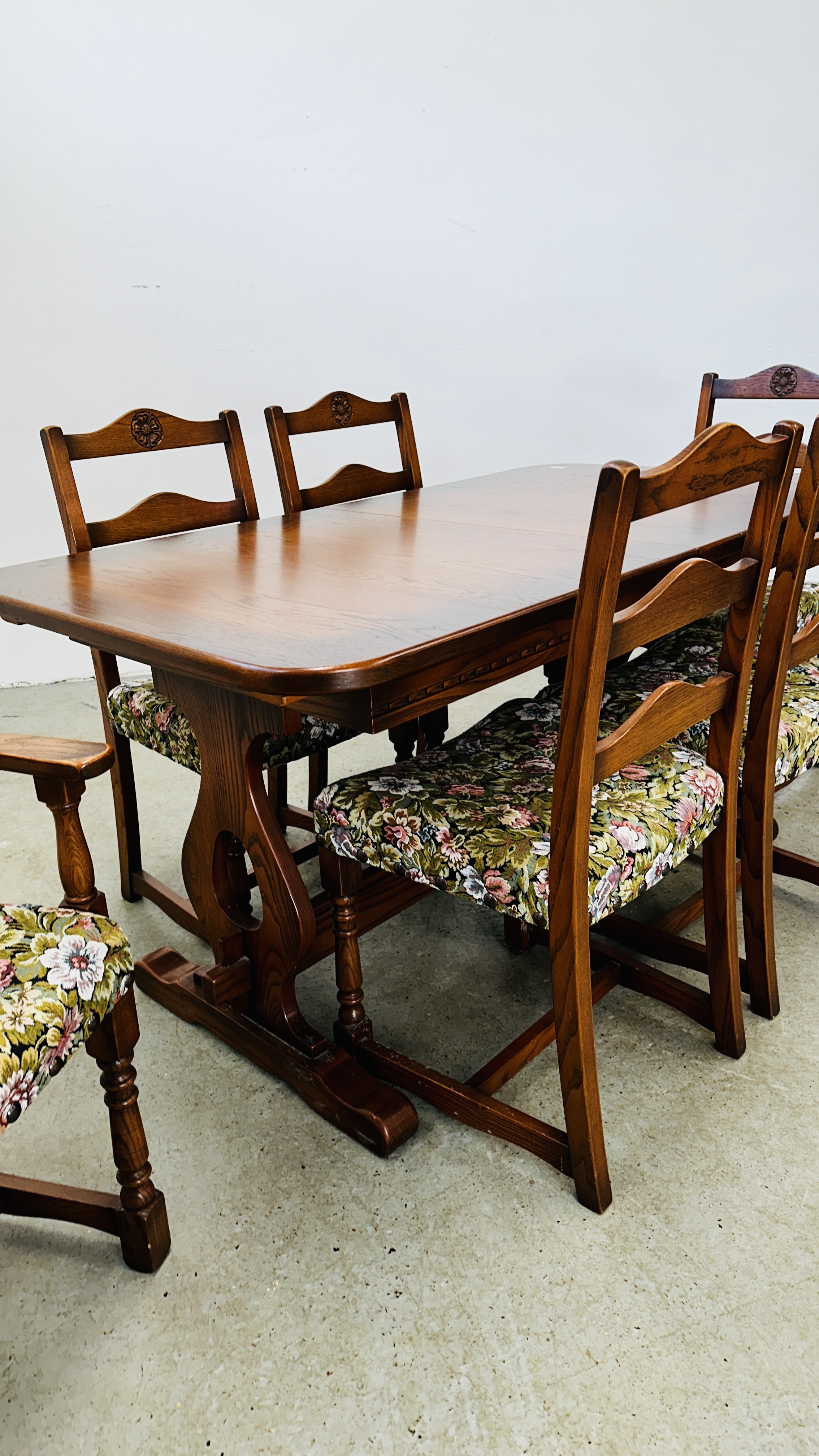 OLD CHARM STYLE EXTENDING DINING TABLE AND SET OF SIX DINING CHAIRS - TABLE 153CM X 84CM (199CM - Bild 13 aus 15