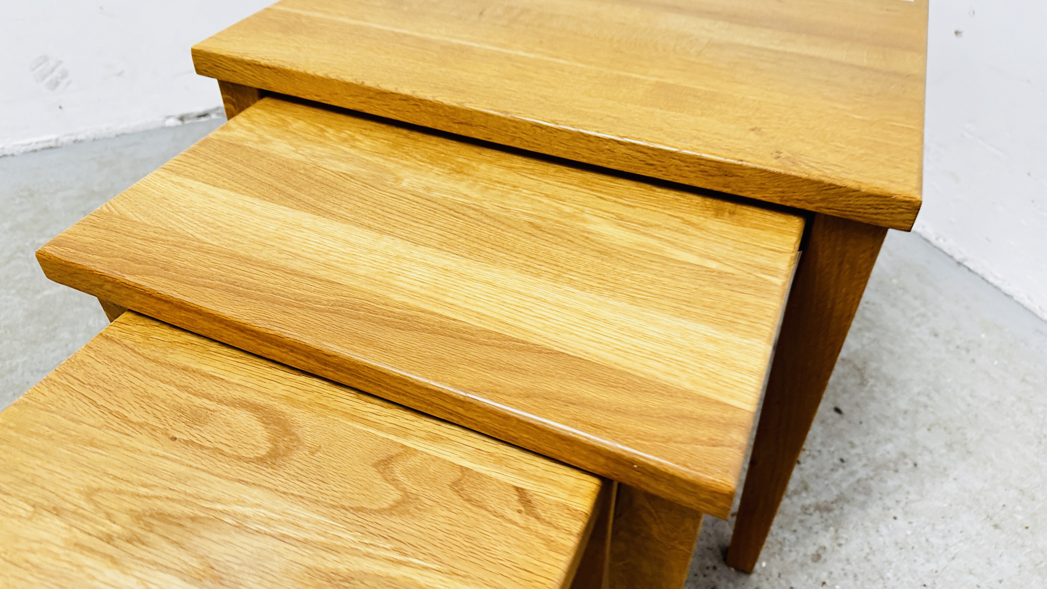 A NEST OF 3 MODERN OAK OCCASIONAL TABLES W 55 X D 39 X H 46CM. - Bild 4 aus 9