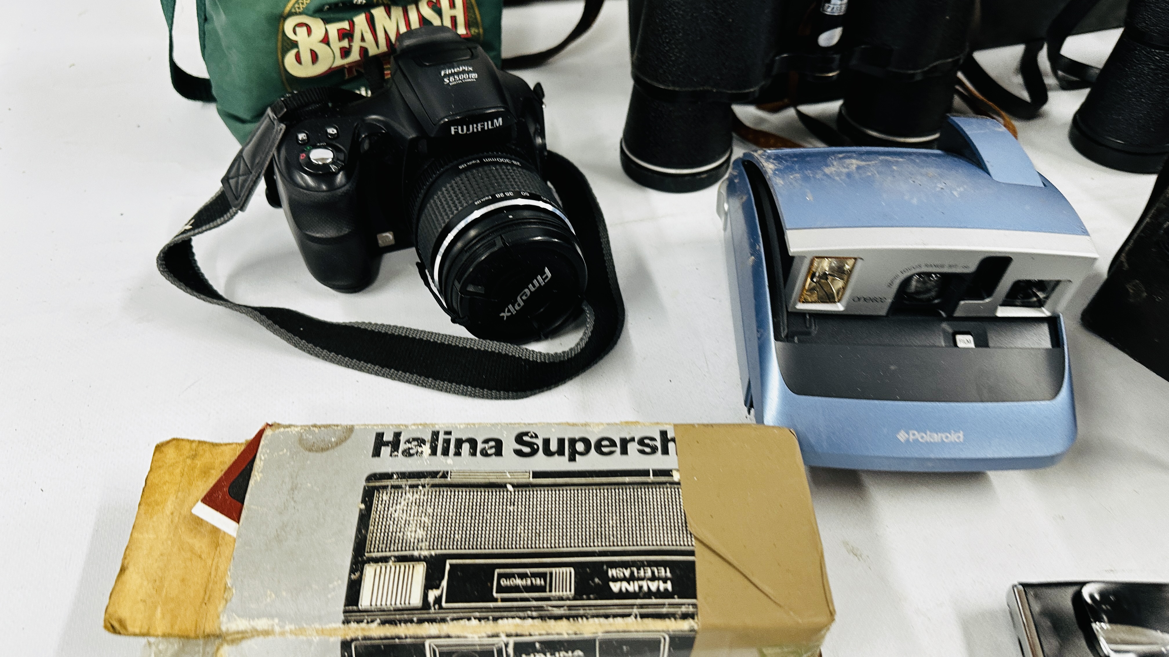 A BOX CONTAINING A GROUP OF CAMERAS AND EQUIPMENT TO INCLUDE POLAROID, - Image 5 of 13
