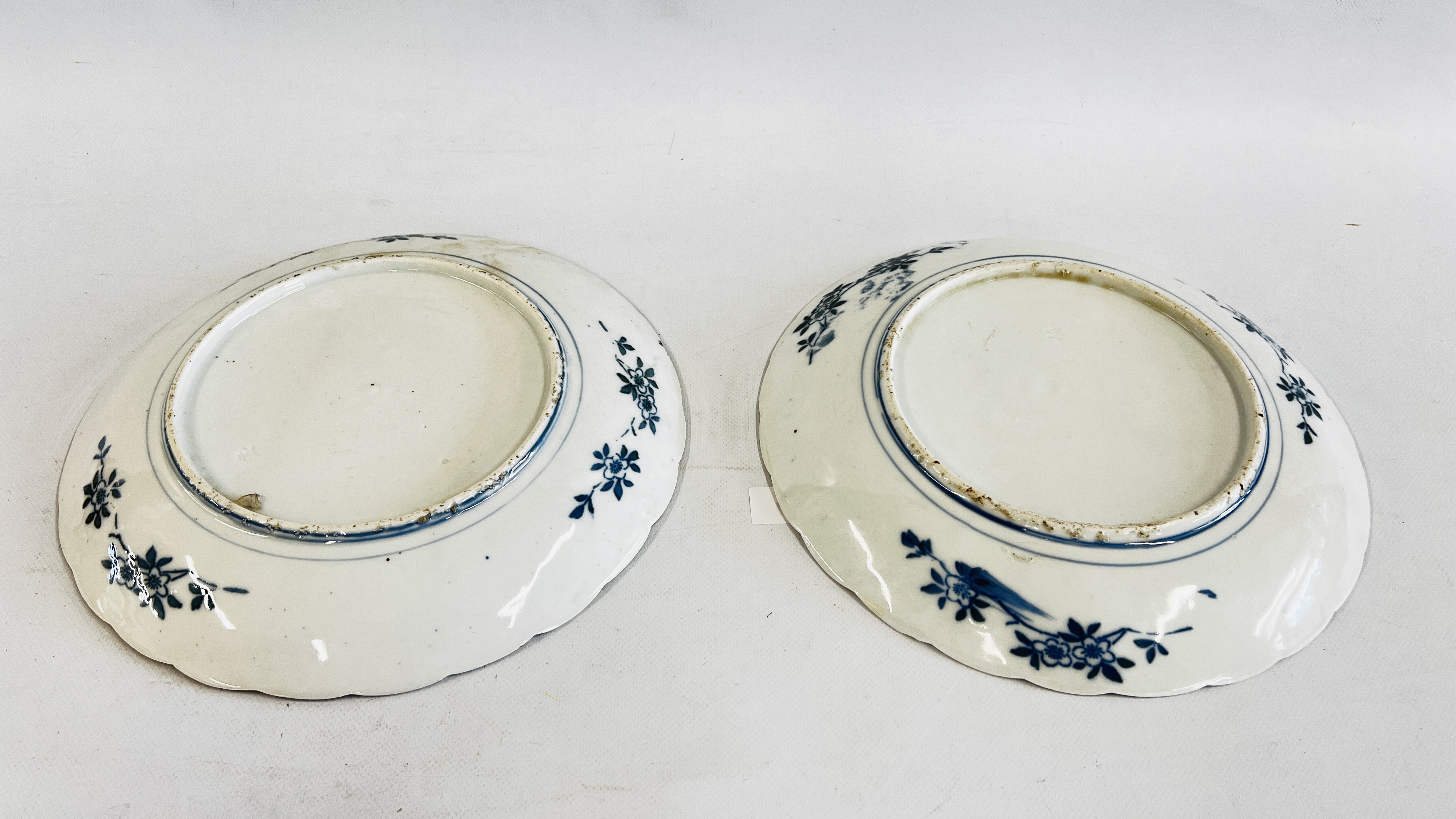A PAIR OF VINTAGE IMARI PATTERN PLATES - DIAM 28.5CM (RIM CHIP & HAIRLINE CRACK TO ONE EXAMPLE). - Image 6 of 6